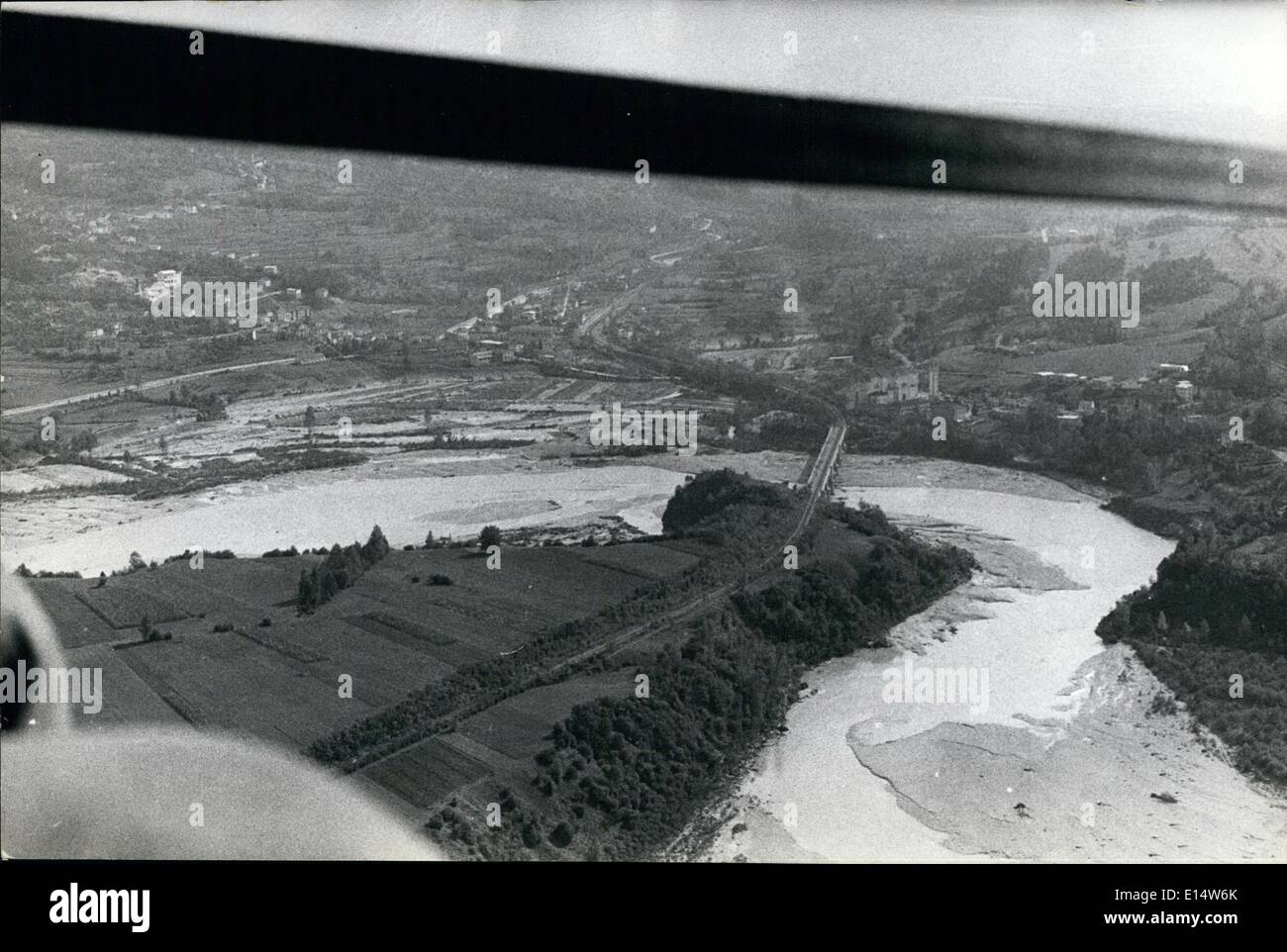 18. April 2012 - das wahre Gesicht der Vaiont Tragödie: Diese Aufnahme bei Longarone, zeigt man die vielen Szenen, die Hubschrauber Flüchtlinge wegnehmen wiederholen Leute versuchen, sich über den Schlamm-Ozean, Menschen, die einige alte Kleidung vor ihren zertrümmerten Häusern zu finden und die Wüste aus einem Hubschrauber Ecc fotografiert. ECC. Stockfoto