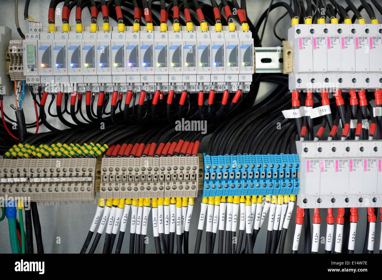 Sicherungskasten mit vielen Kabeln Stockfotografie - Alamy