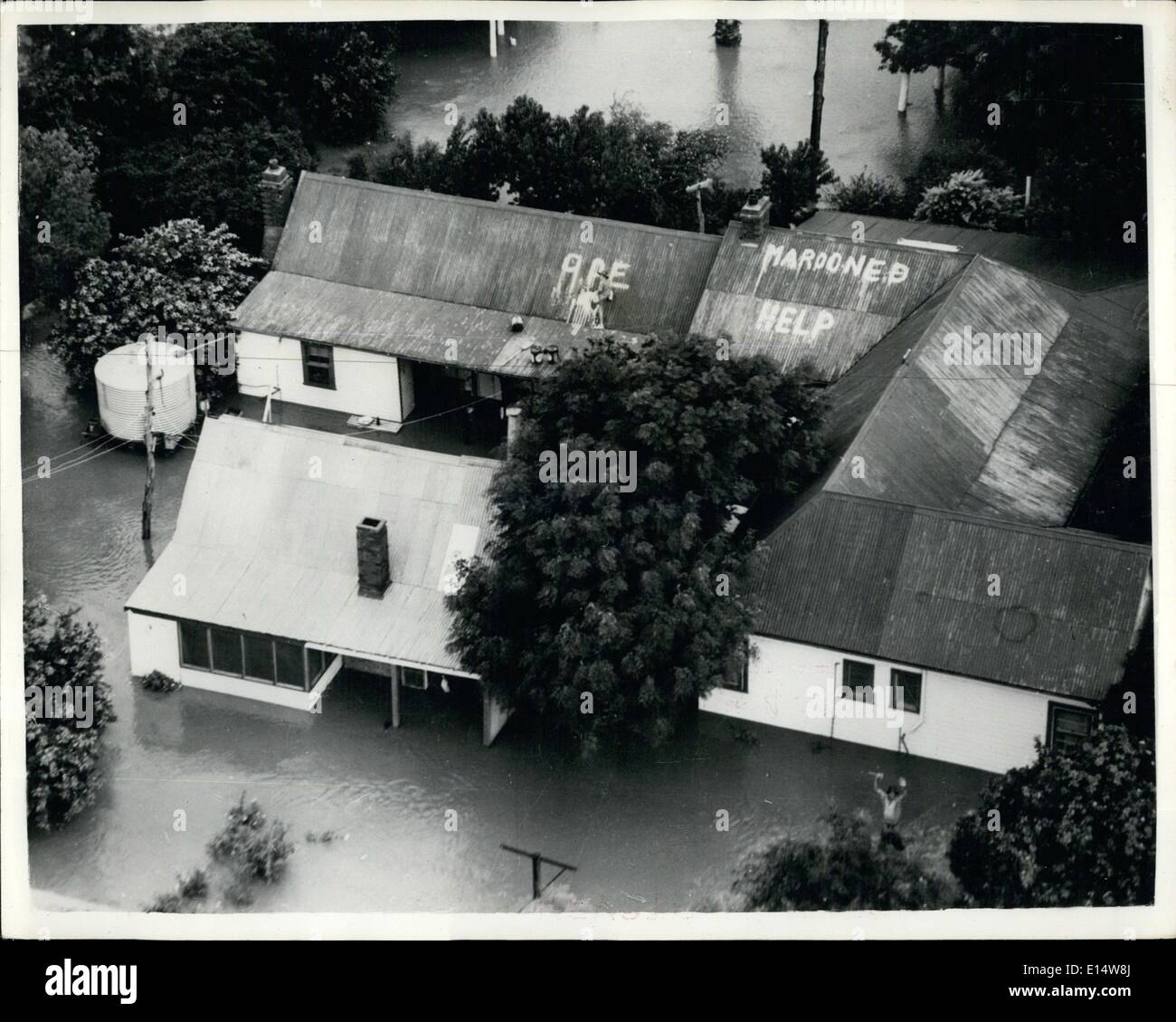 18. April 2012 - schwere Überschwemmungen IN NEW SOUTH WALES: Schweren Überschwemmungen in New South Wales gerendert haben viele tausend Obdachlosen- und diese Luftaufnahme zeigt ein S.O.S. für Hilfe auf dem Dach eines der vielen ausgesetzten Wohnungen gemalt. Stockfoto