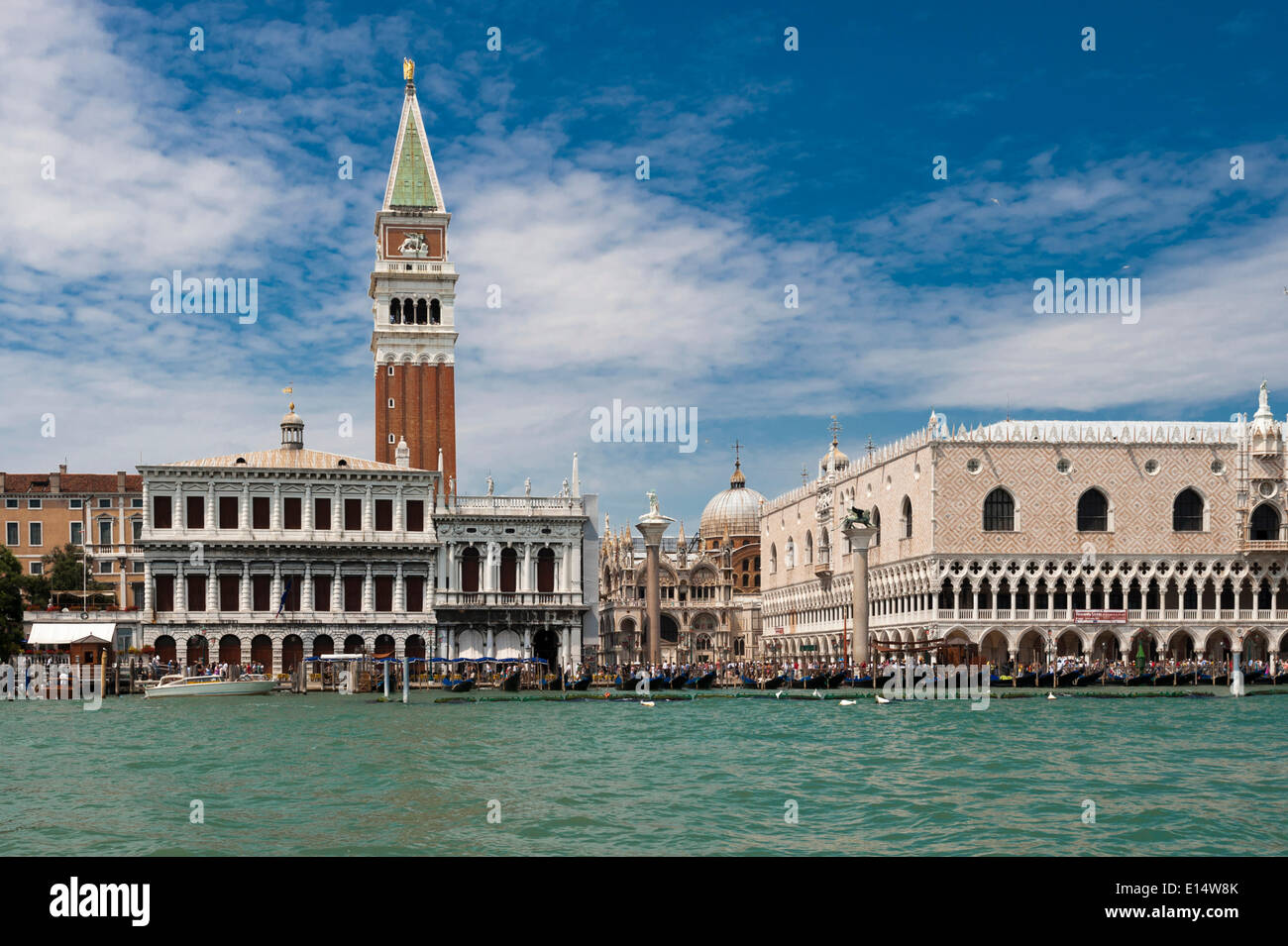 Den Markusplatz mit dem Campanile und Dogenpalast Palast gesehen aus dem Canal Grande, Venedig, Veneto, Italien Stockfoto