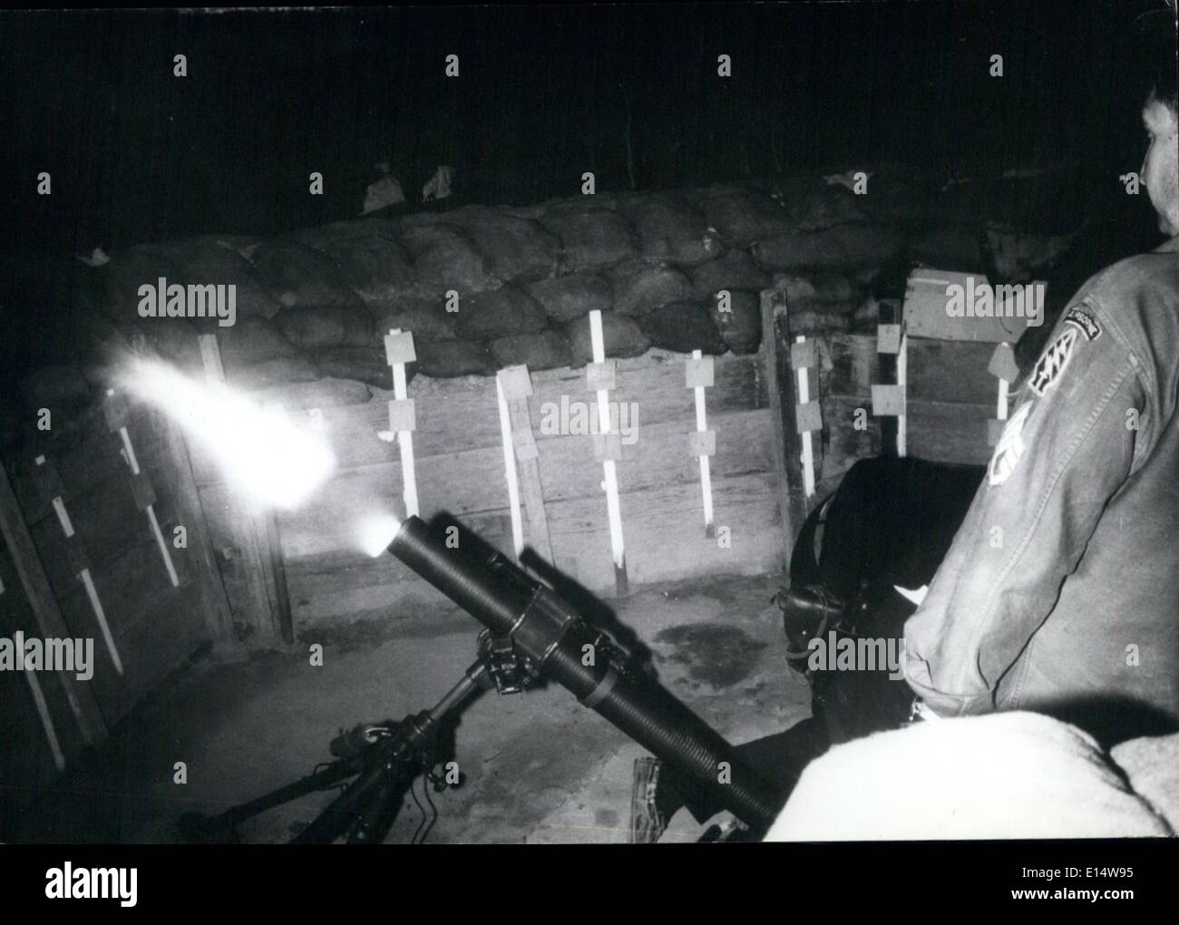 18. April 2012 - 2½ Jahre des Krieges In Vietnam. Vietnamesische Truppen abzuwehren einen nächtlichen Angriff mit Granatwerferfeuer aus einem sandbagged Stärke eines Dorfes. Auf der rechten Seite kann sein US airborne Troop Sergeant helfen die Verteidiger gegen die Vietcong-Angriff zu sehen. Stockfoto