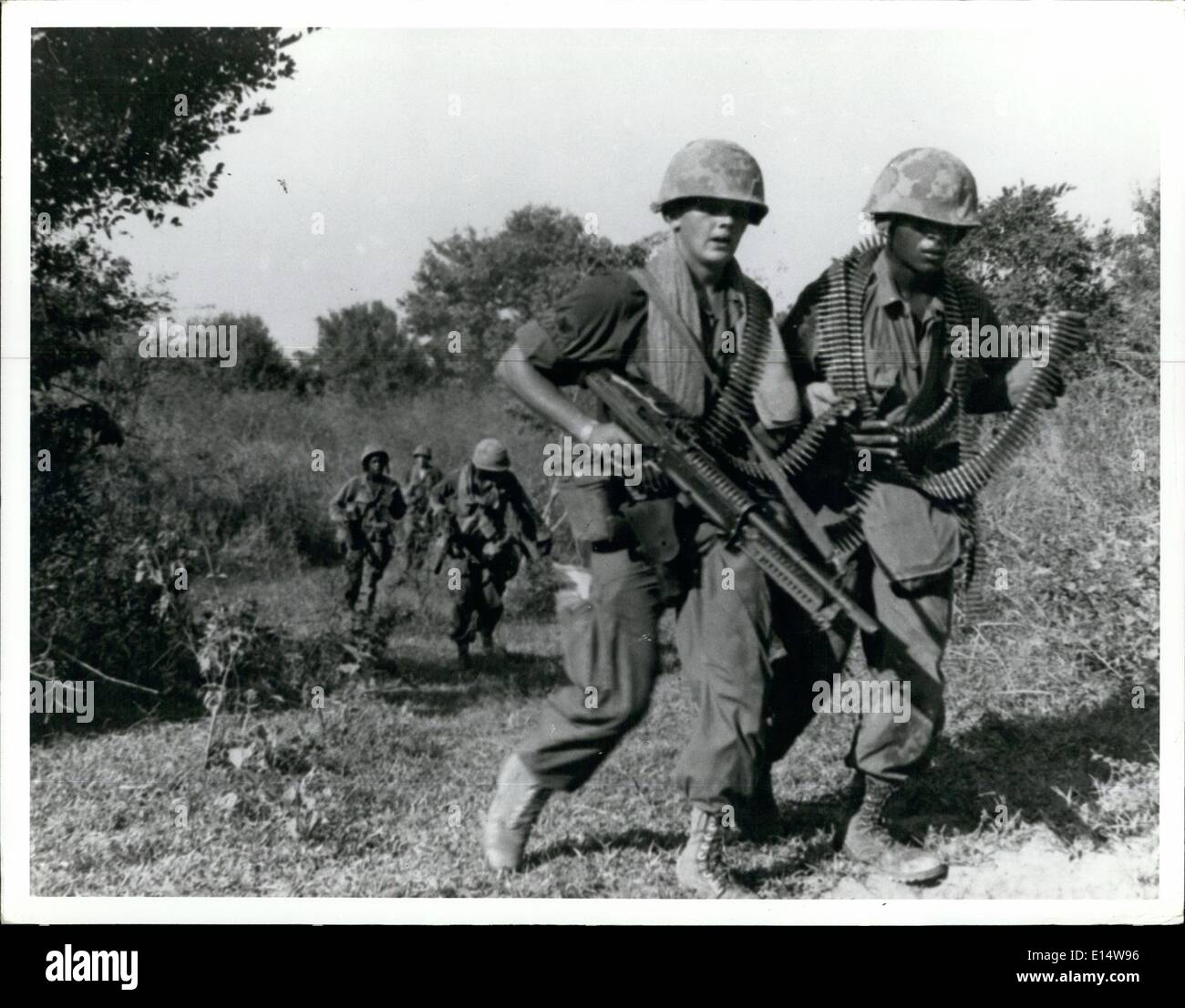 18. April 2012 - bewegt sich Republik von Vietnam ein Maschinengewehr Team 173. Abn BDE in Position um das Viet Cong in Krieg Zone D. US Armee fotografieren zu erfüllen Stockfoto