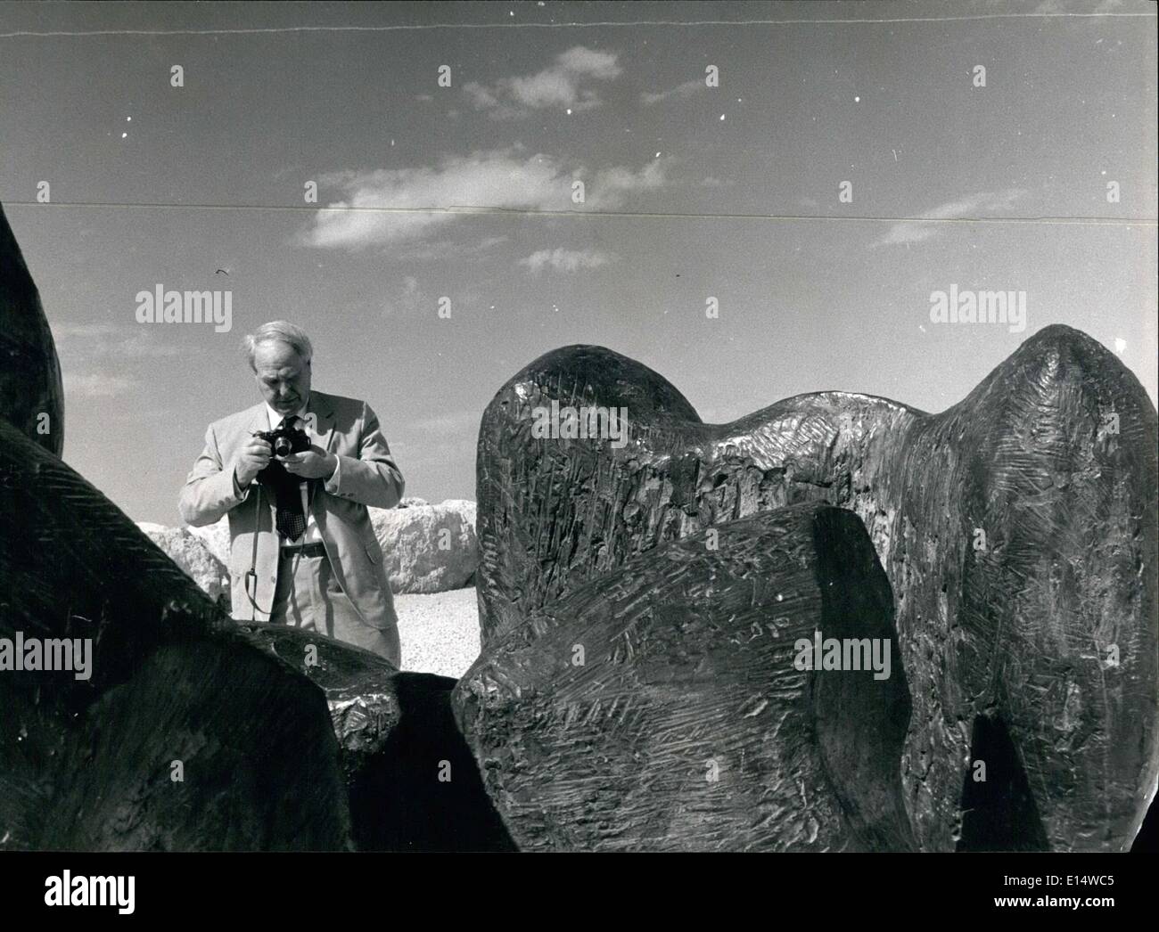 18. April 2012 - Henry Moore besucht seine Ausstellung In Jerusalem Henry Moore, der weltberühmte britische Bildhauer hat einen unerwarteten Besuch nach Jerusalem besuchen, dem British Council gesponsert "Henry Moore Ausstellung". Unnötig zu sagen, die Ausstellung bestand angezogen von fünfzig Werke von Minute Maquettes bis hin zu gigantischen Bronzen eine Vielzahl von Besuchern des Israel-Museums. Der 62 Jahre alte Bildhauer war stark beeindruckt durch die Kombination der vom Menschen verursachten Einstellungen und die natürliche Pracht der Judäischen Berge als Hintergrund für seine monumentalen Werke Stockfoto