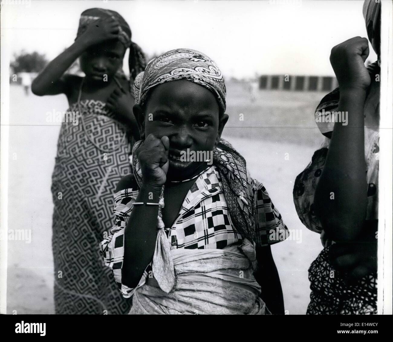 18. April 2012 - The Barnwall bekommen einen mitreißenden willkommen in N. Nigeria: The Duke und Duchess of Gloucester, die Nord-Nigeria anlässlich ihrer Selbstverwaltung Feier besuchen bekam ein Roising willkommen Wenn sie dort angelangt. Hier sind einige von den Tausenden von Kindern, die gesäumt-Straßen, den traditionellen geballte Faust Gruß willkommen zu geben, als sie vorüber. Stockfoto