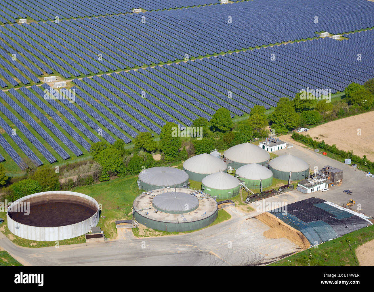 Biogas-Anlage-Anlage und eine Solaranlage, zwei erneuerbare Energiesysteme, Elmenhorst, Lauenburg, Schleswig-Holstein, Deutschland Stockfoto