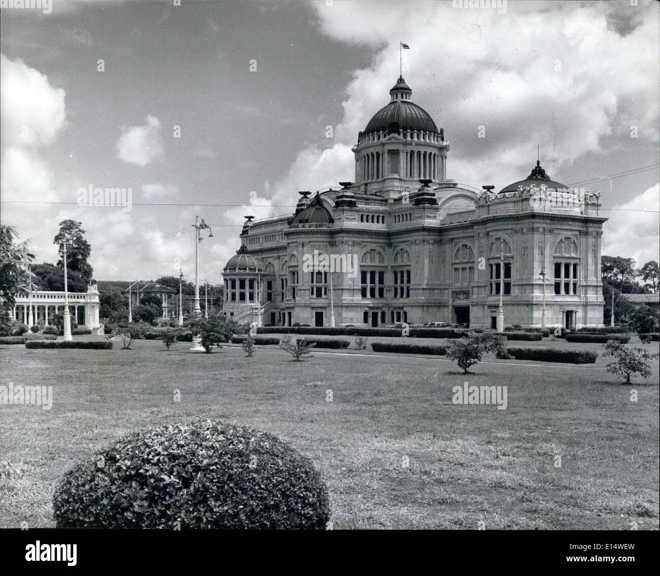 18. April 2012 - die Nationalversammlung: In Bangkok, dieses Gebäude ist das vertrauteste im Land, und erscheint auf thailändische Banknoten. Ursprünglich der Thronsaal, es wurde übernommen, seine gegenwärtige Verwendung im Jahr 1983 als Thailand seine Verfassung vom König bekam nach ein Armee-geführten Putsch hatte ' Etat. Nun, jedoch gibt es in der Regel das Gefühl, dass es wieder einmal dem Kaisersaal des vorliegenden beliebten Monarchen sein sollte. Aus weißem italienischen Marmor gebaut, wurde seine Konstruktion im Jahr 1908 begonnen und vollendet 1916 im Stil der italienischen Renaissance. Italienische Architekten entworfen und Mantel es ungefähr million dolllars Stockfoto