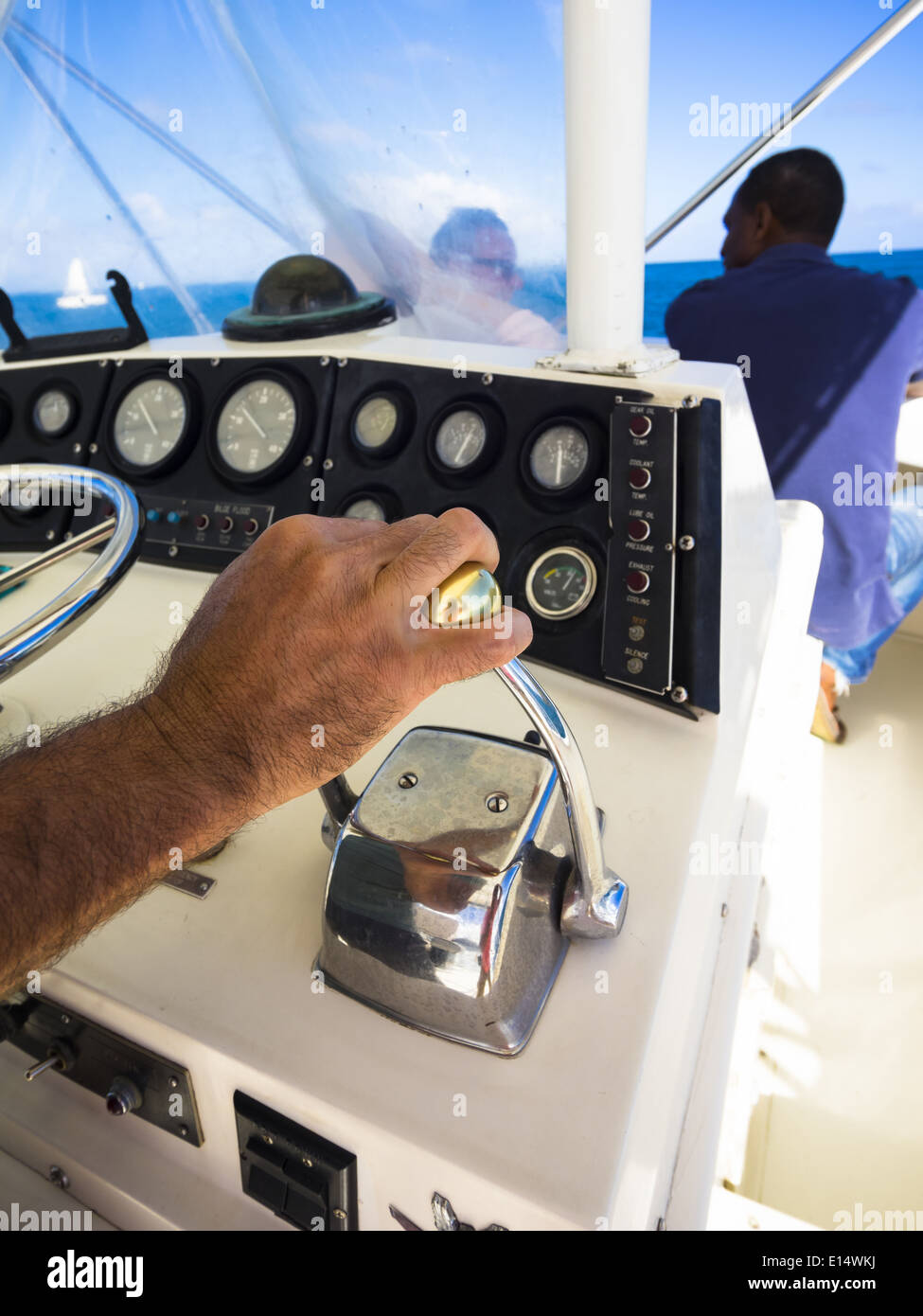 Karibik, kleine Antillen, St. Lucia, hand auf eine Motorsteuerung eines Segelbootes Stockfoto