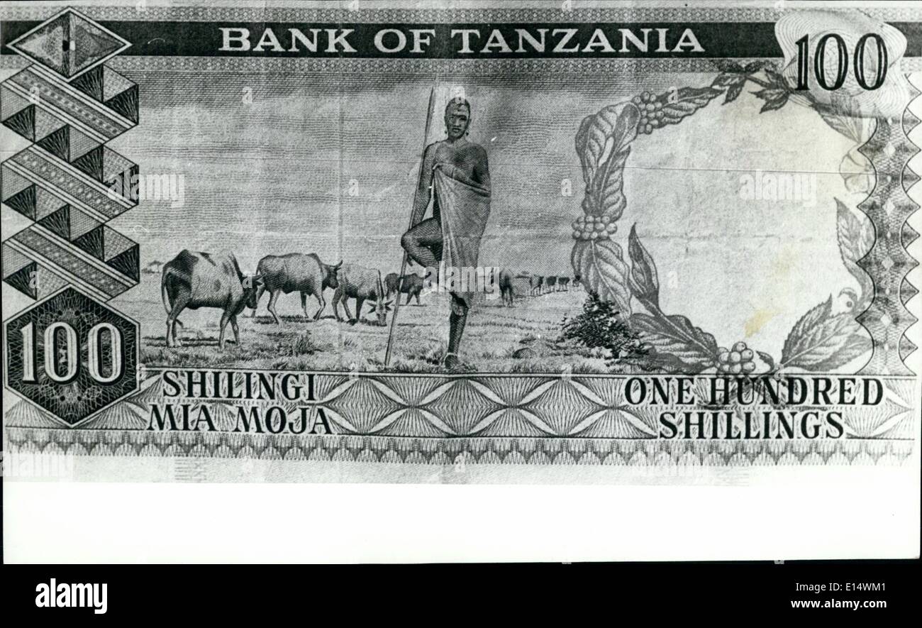 18. April 2012 - verschwindet ein Symbol für die alte Lebensart auch aus Tansania 100 Schilling (£5) Banknote die ein Masai in traditioneller Tracht und Pose zeigt. Tansania ist wahrscheinlich dieses Design zu ändern, wenn die gegenwärtigen Bestände erschöpft sind Stockfoto