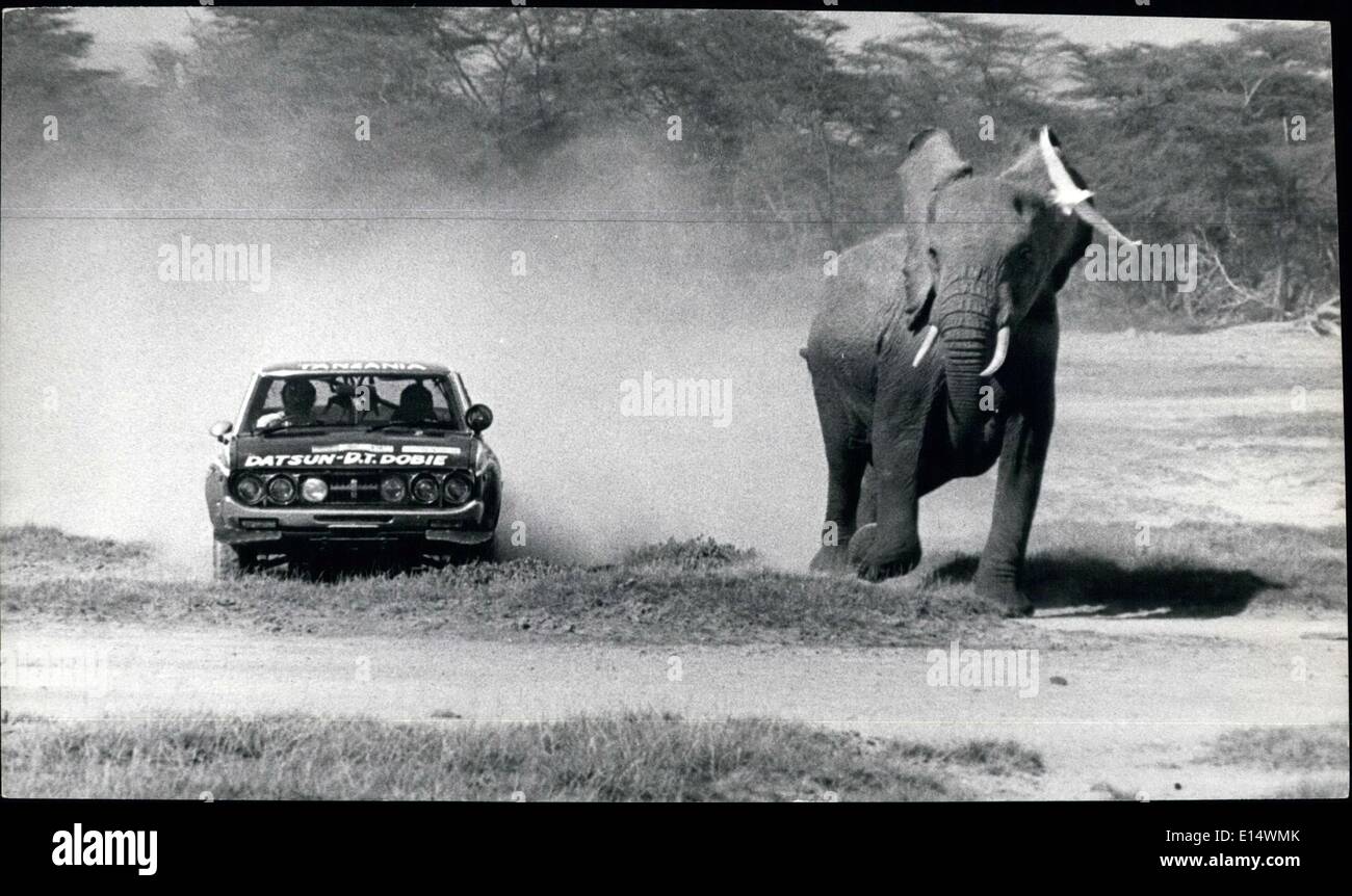 18. April 2012 - African Safari Rallye 1975: Nur wenige Schritte weiter, Remutlla und Jivani stoßen noch einen Elefanten. Stockfoto