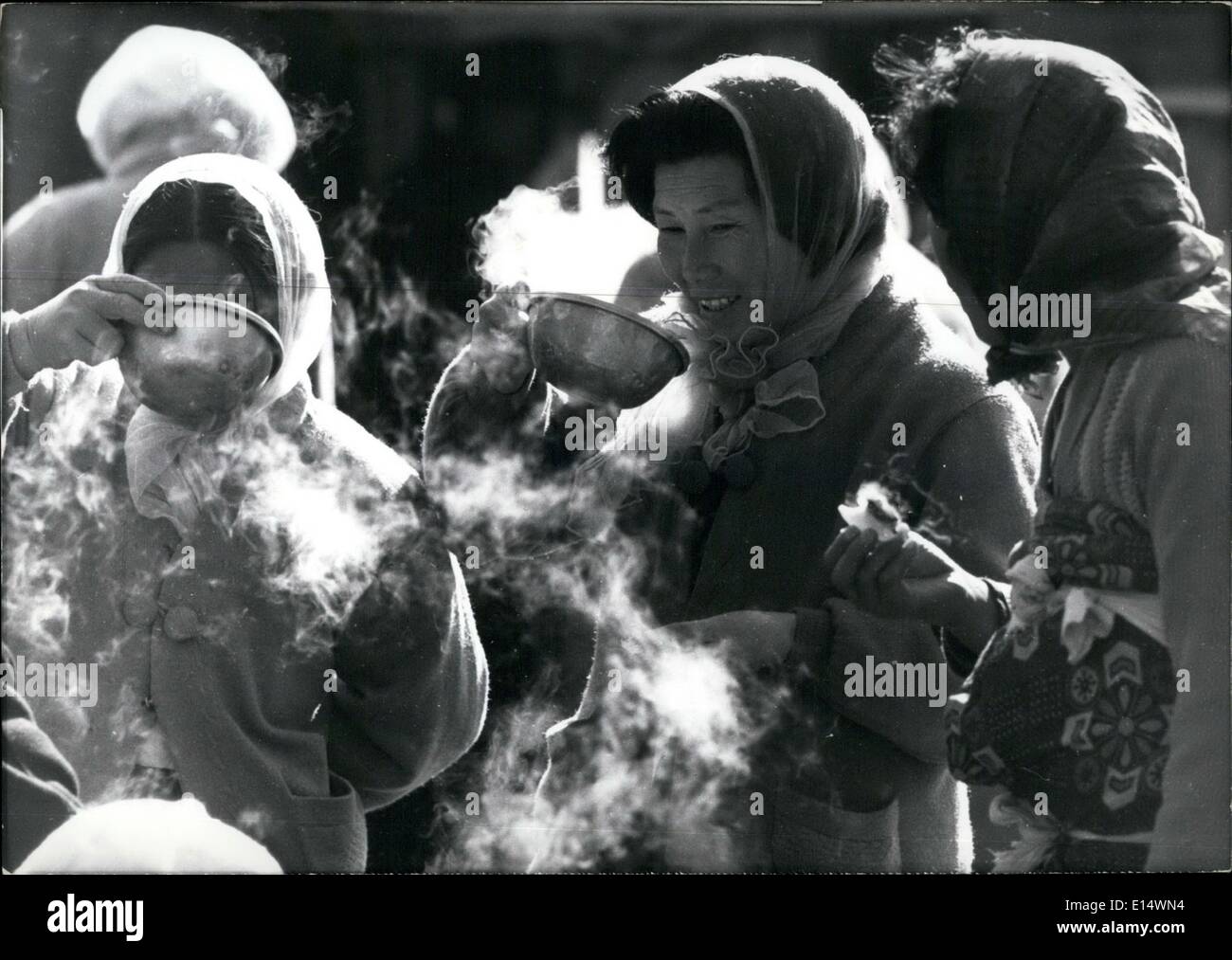 18. April 2012 - Südkorea: Koreanische Frauen der Fischmarkt von Pusan. Im Winter Temperaturen gehen ziemlich viel hier, und die Fischhändler müssen beginnen in den frühen Morgenstunden, Foto zeigen die Fische Marktfrauen trinken ihren Tee an einem Wintermorgen. Stockfoto