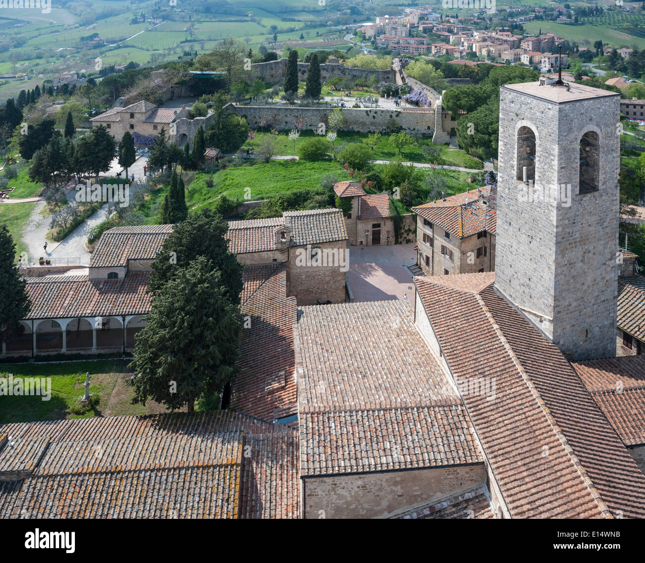 Blick vom Turm Torre Grossa der Burgruine Rocca di Montestaffoli mit Gärten, San Gimignano, Toskana, Italien Stockfoto