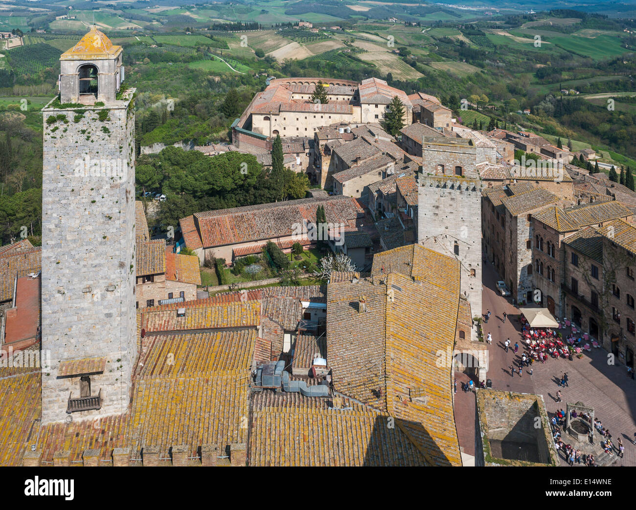 Blick auf die Altstadt vom Turm Torre Grossa mit der Piazza della Cisterna, Kirche und Kloster der Sant'Agostino bei Stockfoto