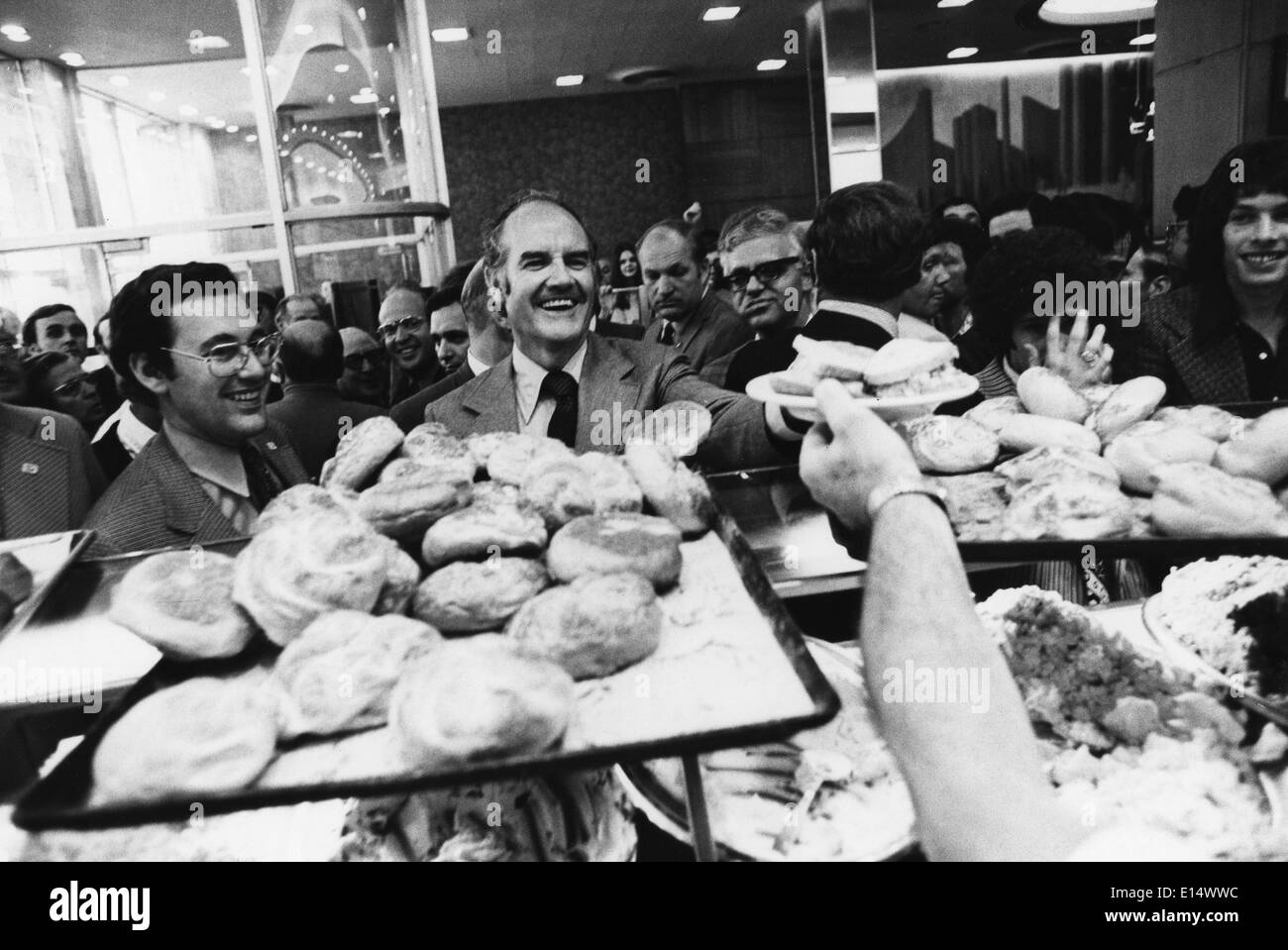 George McGovern, dekorierte WWII Bomberpilot, South Dakota in das Repräsentantenhaus und der Senat setzte sich gegen die Verwicklung der USA in Vietnam seine 1972 demokratischen Kandidatur für die Präsidentschaft und verlor in einem Erdrutsch an Nixon, vertrat, starb Sonntag, 21. Oktober 2012. Er war 90. Bild: 1. Juni 1972 - Washington, District Of Columbia, USA - South Dakota demokratische Senator George McGovern in einer Cafeteria während auf Wahlkampftour Speisen. Stockfoto