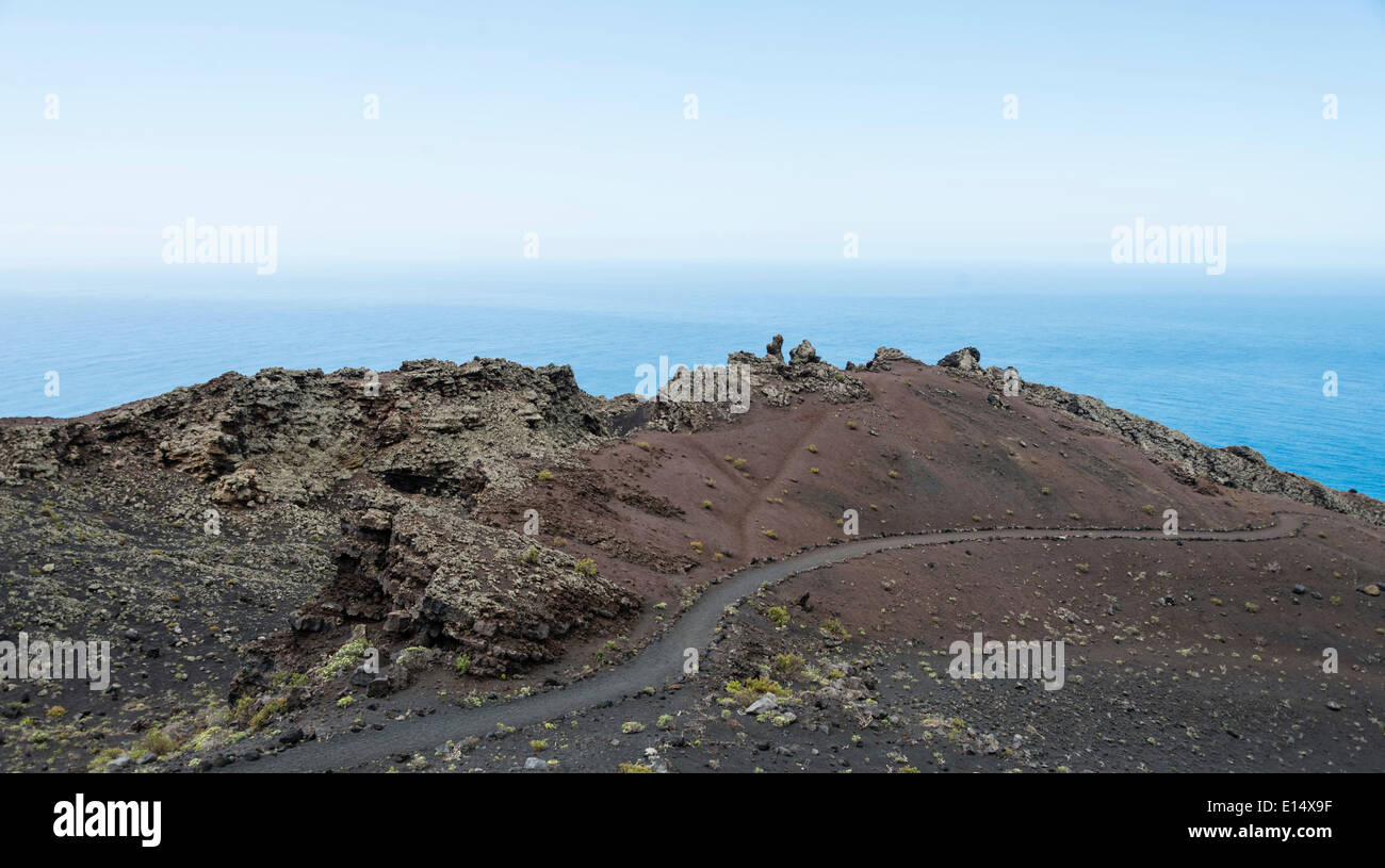 Wanderweg durch eine Lavalandschaft, Southern Cape, Punta de Fuencaliente, La Palma, Kanarische Inseln, Spanien Stockfoto