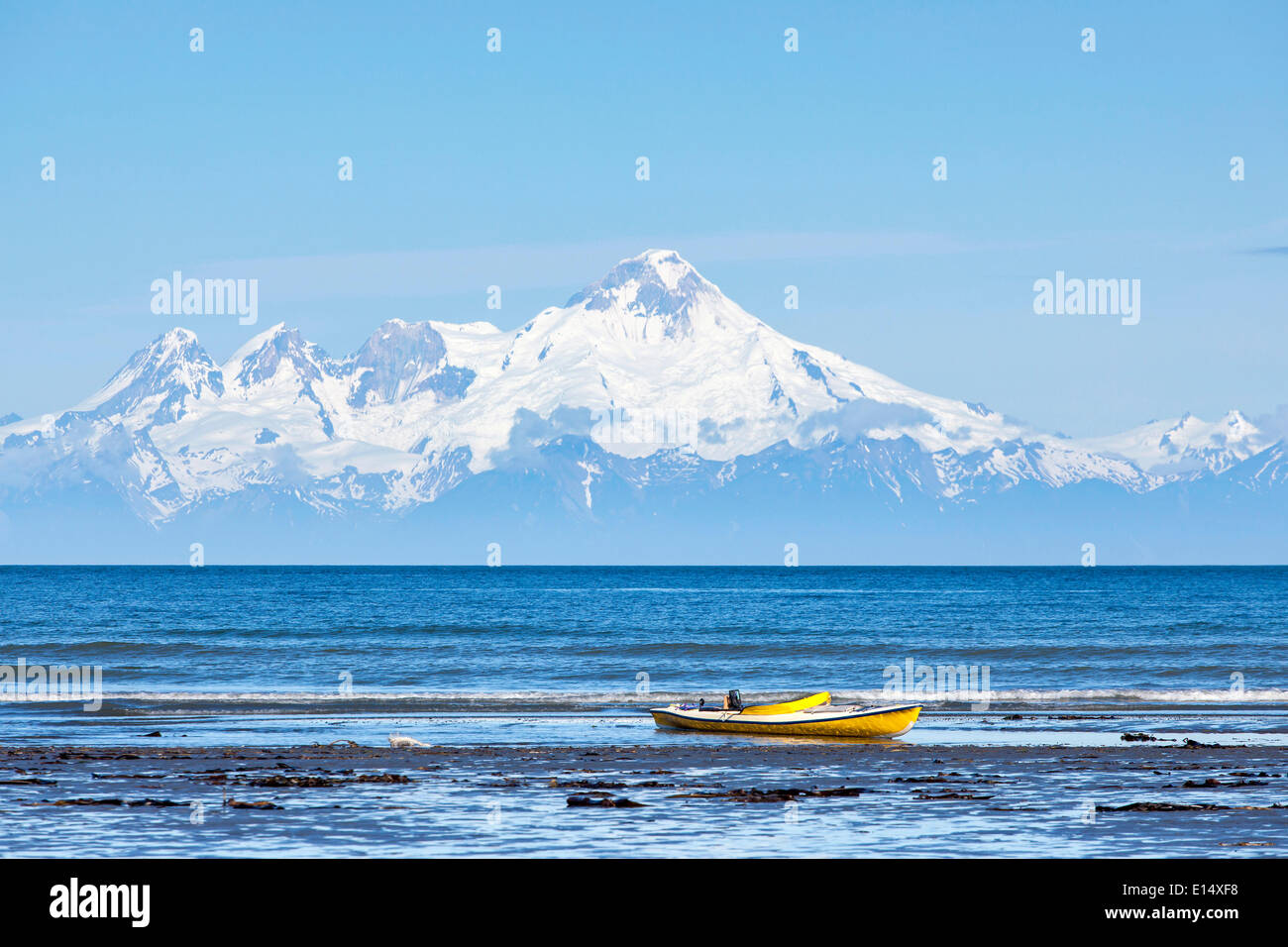 Boot am Strand von Kenai, Mt Redoubt Vulkan auf der Rückseite, Kenai, Alaska, Vereinigte Staaten von Amerika Stockfoto