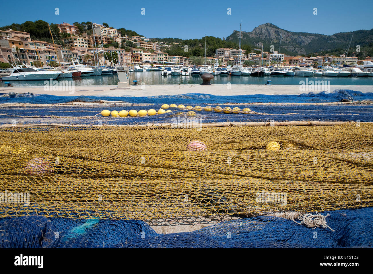 Fischernetze ausgebreitet im Hafen von Port de Soller, Mallorca Stockfoto