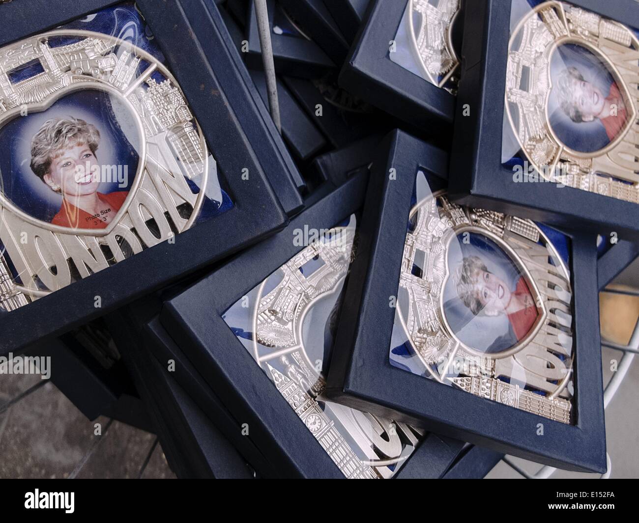 London, UK. 17. April 2014. Bilder von Lady Diana verkauft in einem Souvenir-Shop in London © Giannis Papanikos/NurPhoto/ZUMAPRESS.com/Alamy Live-Nachrichten Stockfoto