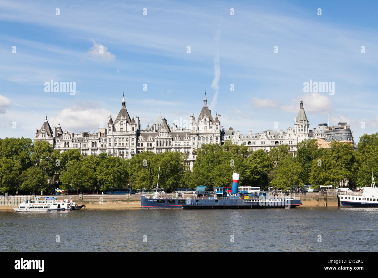 Klassische Architektur im Londoner Victoria Embankment. Stockfoto