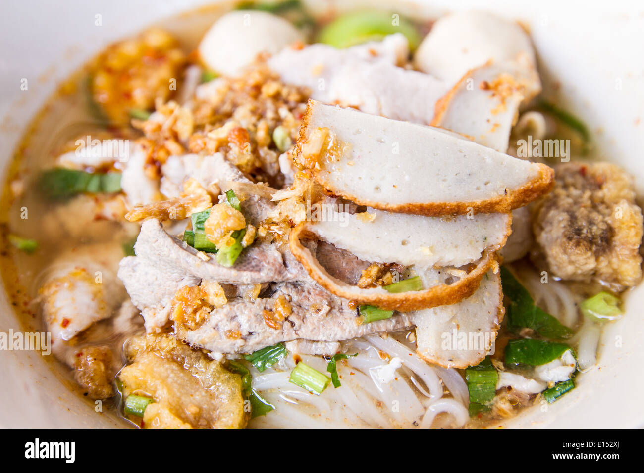 Thai-Stil-Nudeln mit Schweinefleisch und Suppe Stockfoto