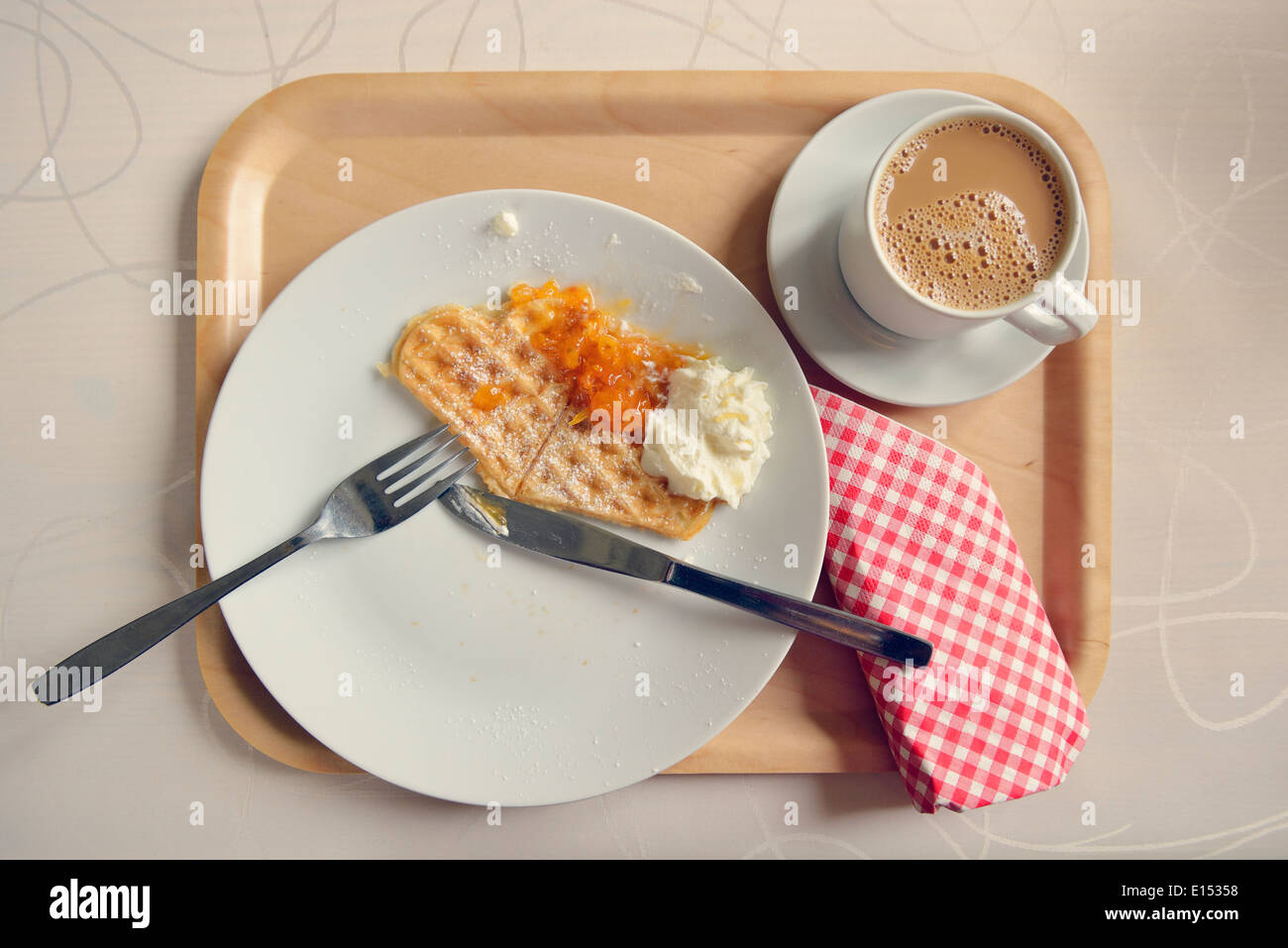 Herzförmige Waffeln mit Schlagsahne und Moltebeeren Marmelade Stockfoto