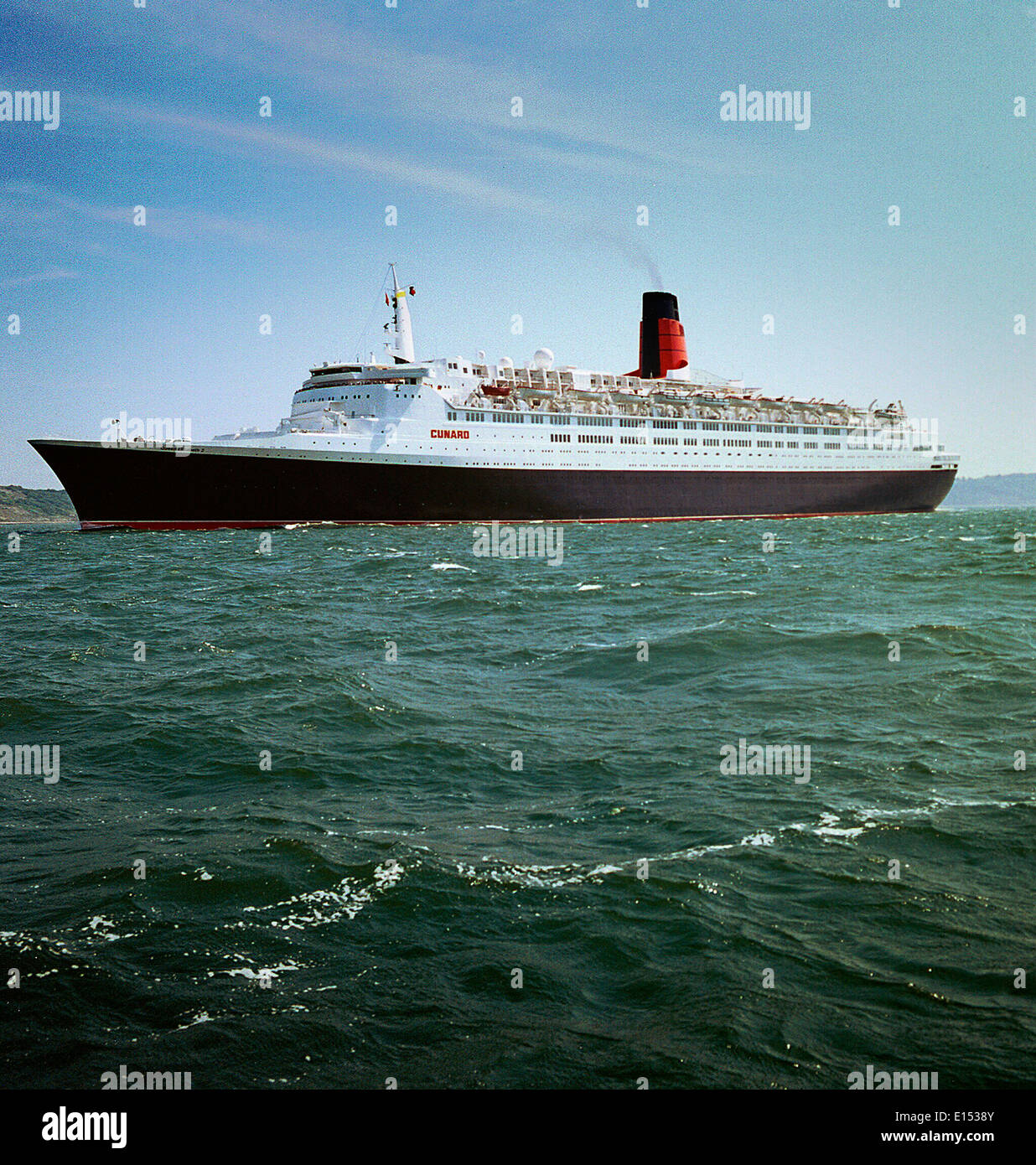 AJAXNETPHOTO. SOLENT, ENGLAND. 1994. LUXUSLINER - DIE QUEEN ELIZABETH 2 KÖPFE FÜR IHRE HEIMAT HAFEN VON SOUTHAMPTON NACH EINER ATLANTIKÜBERQUERUNG VON NEW YORK.  FOTO: JONATHAN EASTLAND/AJAX.  REF: 0413/4/HD/LIN QE2 Stockfoto AJAXNETPHOTO. SOLENT, ENGLAND. 1994. LUXUSLINER - DIE QUEEN ELIZABETH 2 KÖPFE FÜR IHRE HEIMAT HAFEN VON SOUTHAMPTON NACH EINER ATLANTIKÜBERQUERUNG VON NEW YORK.  FOTO: JONATHAN EASTLAND/AJAX.  REF: 0413/4/HD/LIN QE2 Stockfoto