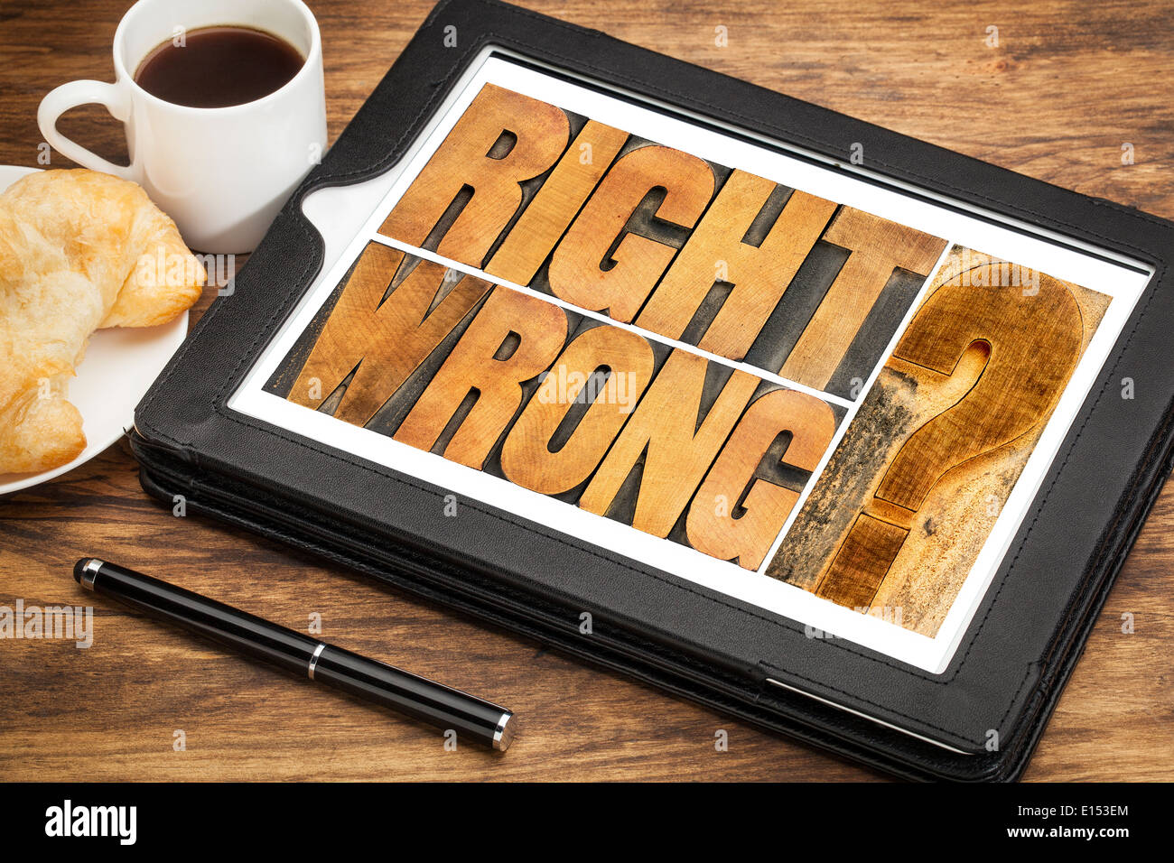 richtig oder falsch ethische Wahl Dilemma - Zusammenfassung der Wörter in Holz Buchdruck Druckstöcken auf einem digitalen tablet Stockfoto