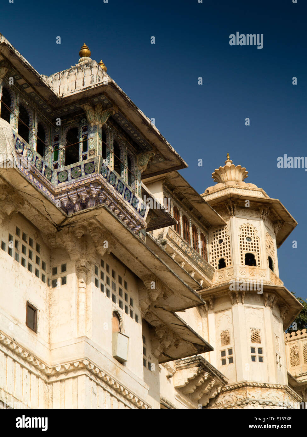 Indien, Rajasthan, Udaipur, Stadtschloss, dekorativ gefliesten Balkon Stockfoto