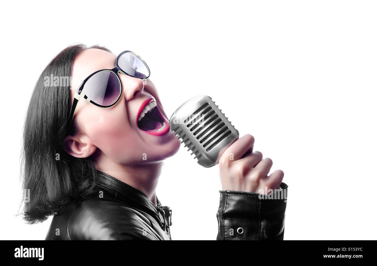 Rock-Sängerin und Mikrofon isoliert auf weiss Stockfoto