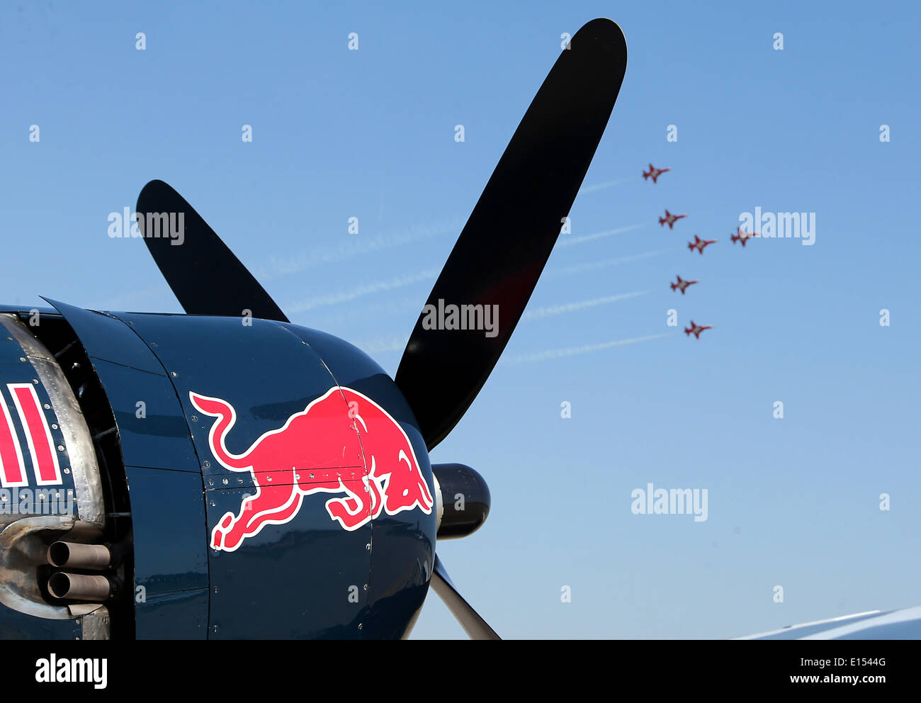Selchow, Deutschland. 22. Mai 2014. Swiss Air Force Piloten treten auf der ILA Berlin Air Show 2014 in Selchow, Deutschland, 22. Mai 2014. Die Luft-und Raumfahrt- sowie Industrie-Ausstellung findet statt im südlichen Bereich des Flughafen Berlin-Schönefeld vom 20. bis 25. Mai 2014. Foto: WOLFGANG KUMM/DPA/Alamy Live-Nachrichten Stockfoto