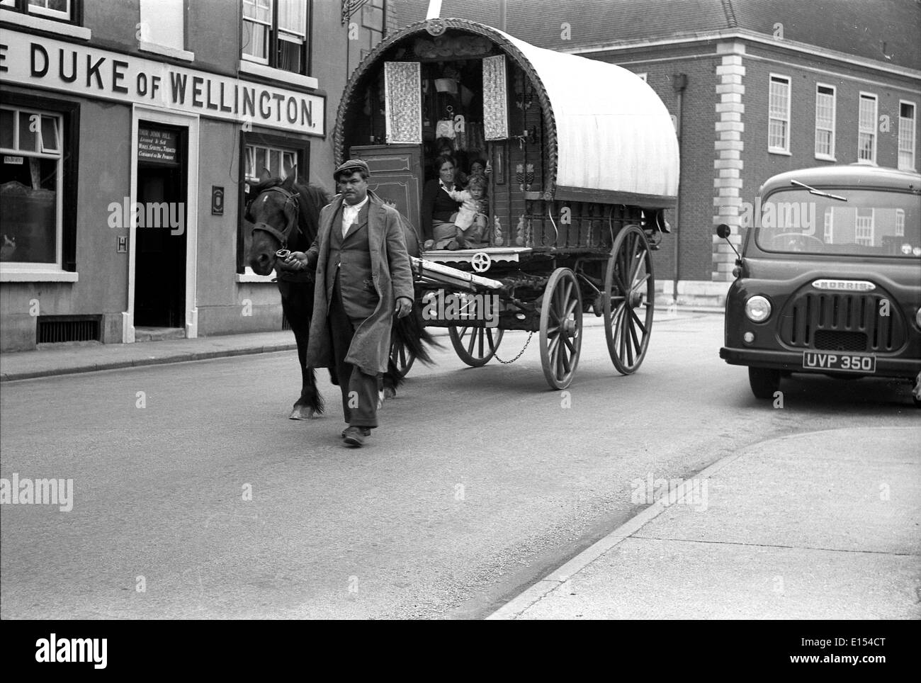 Zigeunerfamilie in Bugtop-Wohnwagen der 1950er Jahre in Großbritannien. Romany Travellers Traveller man Wagon UK Britain Sozialgeschichte Stockfoto