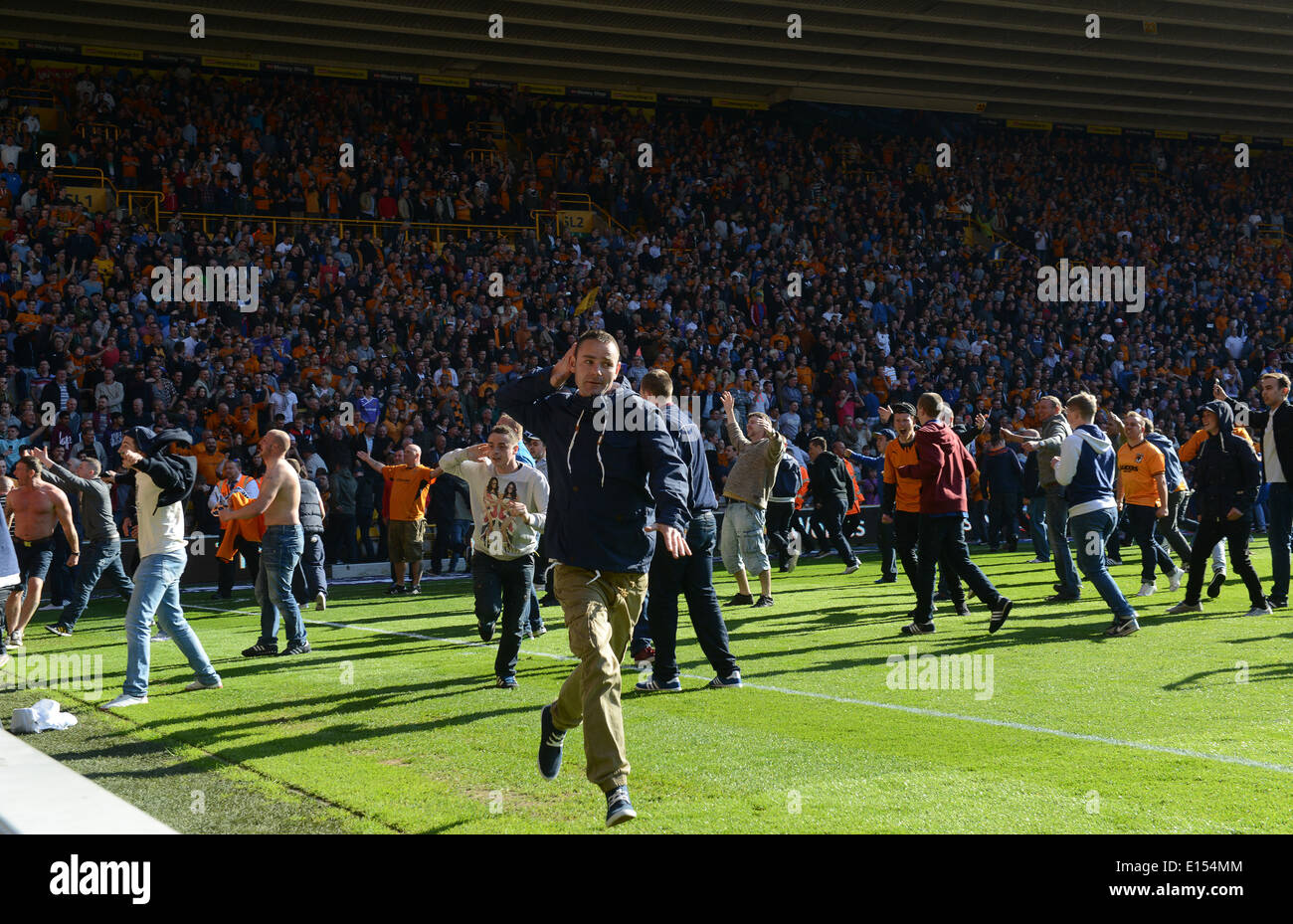 Fußballfans pitch Invasion Widerstand Ventilatoren Großbritannien Anstiftung Stockfoto