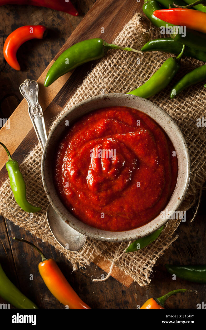 Heiße scharfe rote Sriracha Sauce in einer Schüssel Stockfoto