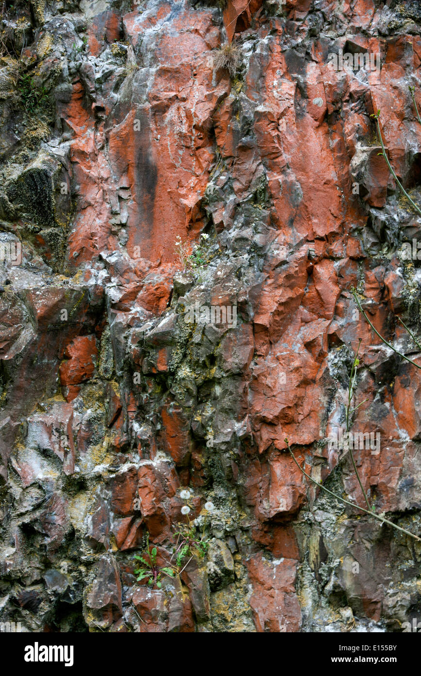 Roten Felsen mit Eisen in Wye Dale Derbyshire UK Stockfoto