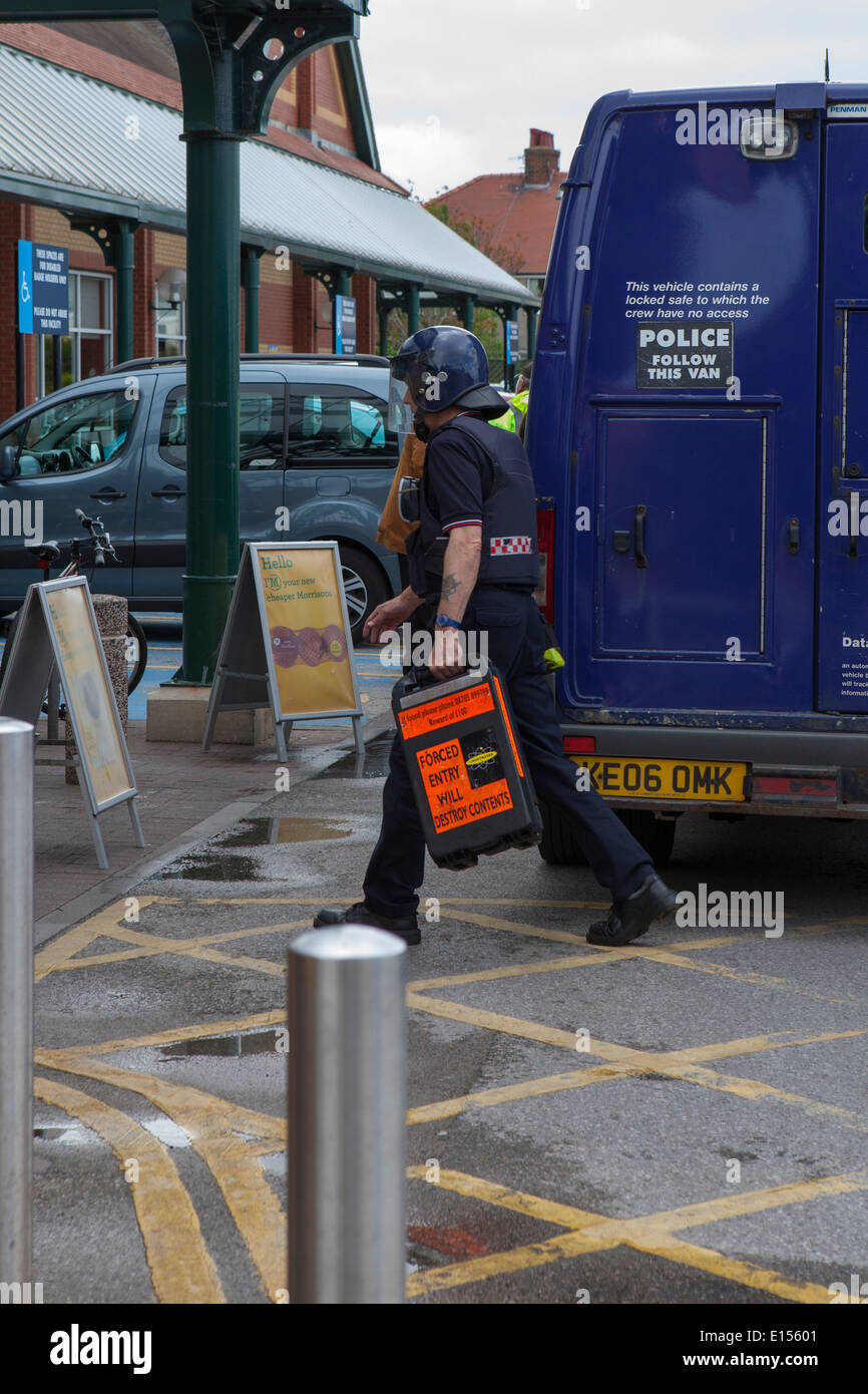 G4S Geld in Transit Anlieferung zum Supermarkt Stockfoto