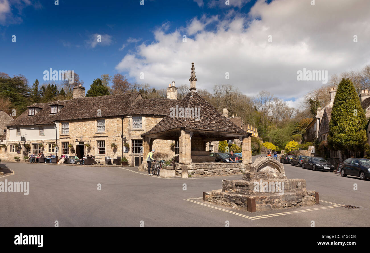 Castle Combe Market Cross oder Butter Kreuz, Wiltshire, UK. Strahlende Sonne Stockfoto