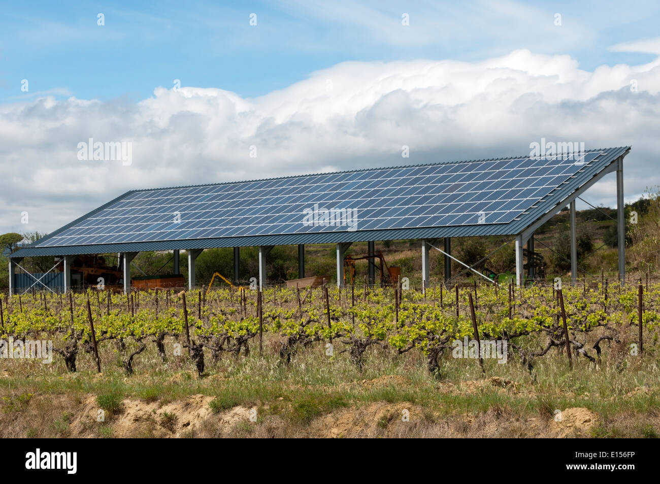 Solarzellen auf dem Dach eines landwirtschaftlichen Gebäudes im Süden von Frankreich. Stockfoto