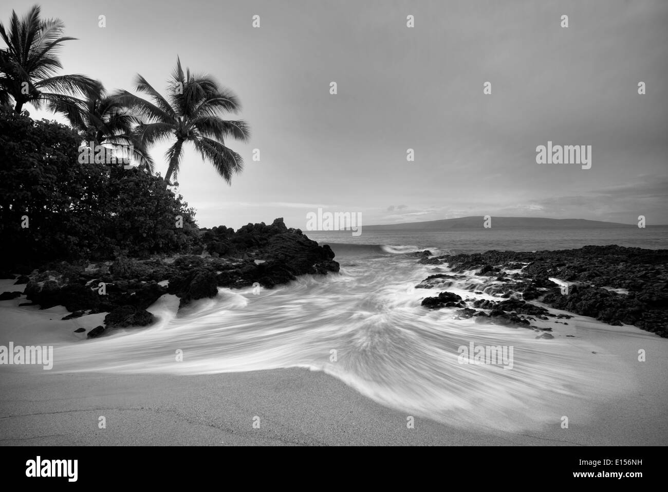 Einsamen Strand mit Palmen und Sonnenaufgang. Maui, Hawaii Stockfoto