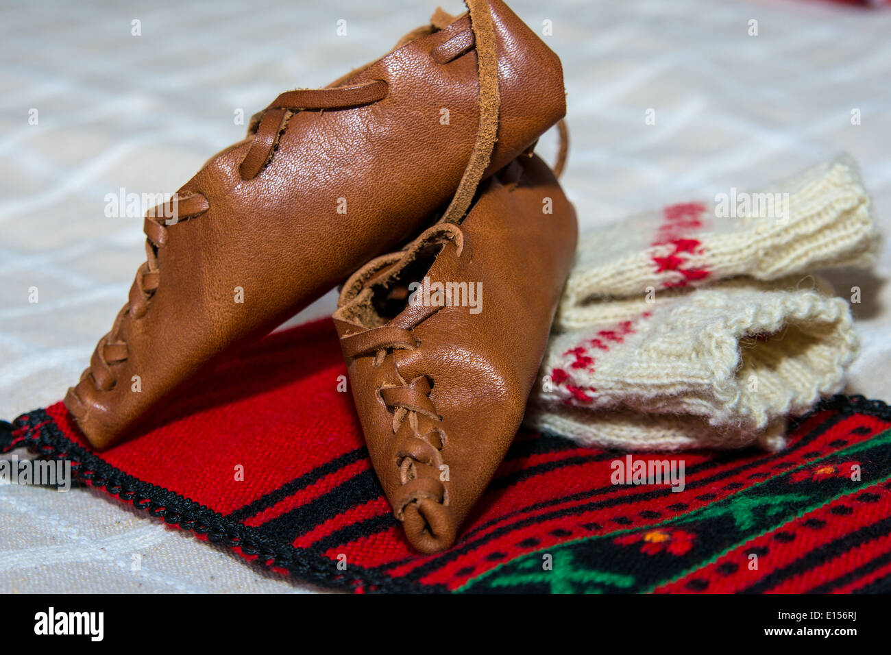 Tracht aus Rumänien, ethnische Symbol mit rumänische Flagge Stockfoto