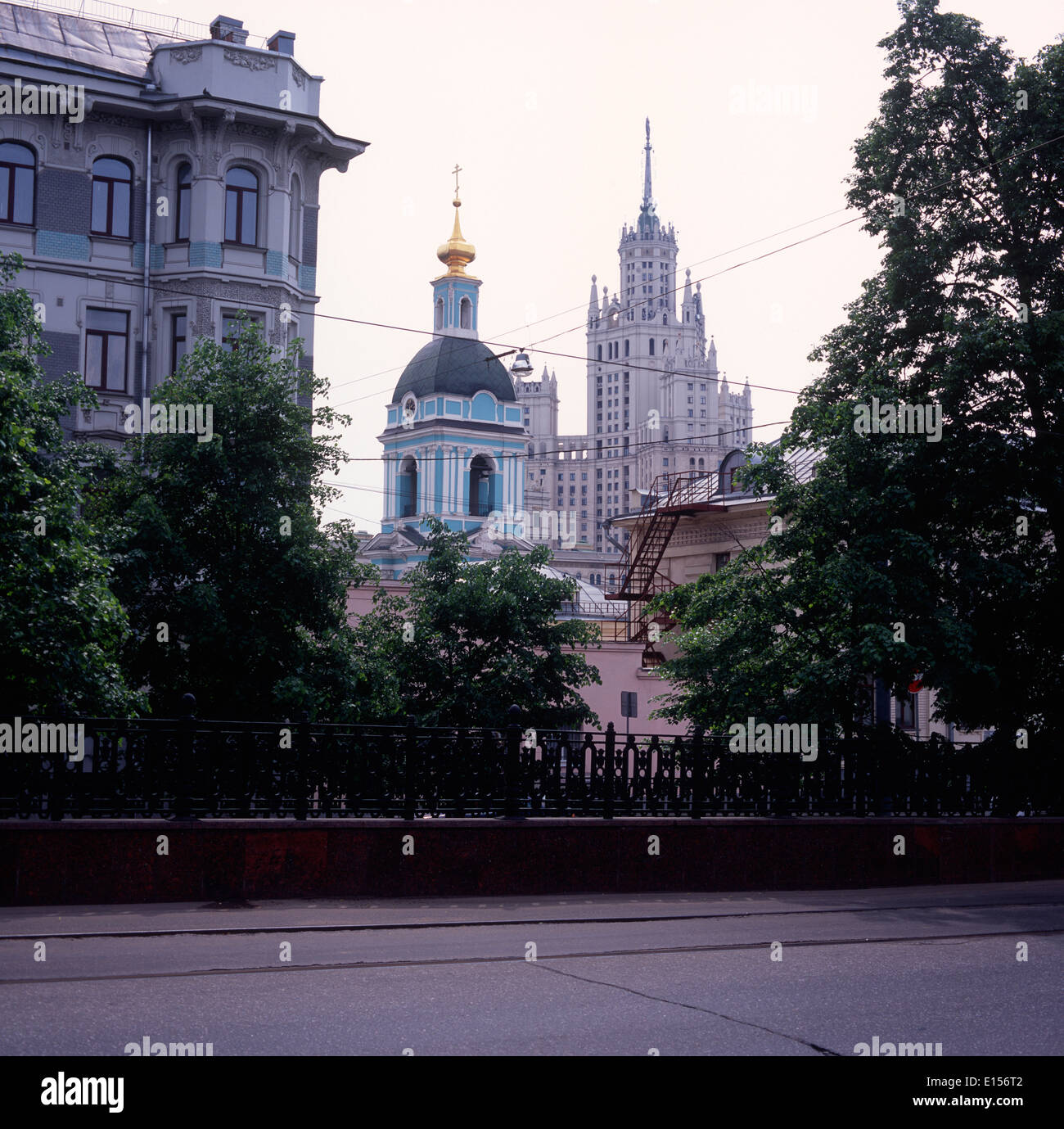 Kotelnicheskaya Damm Gebäude und Bell Turm der Kirche der Heiligen Dreifaltigkeit in der Serebryanki Stockfoto