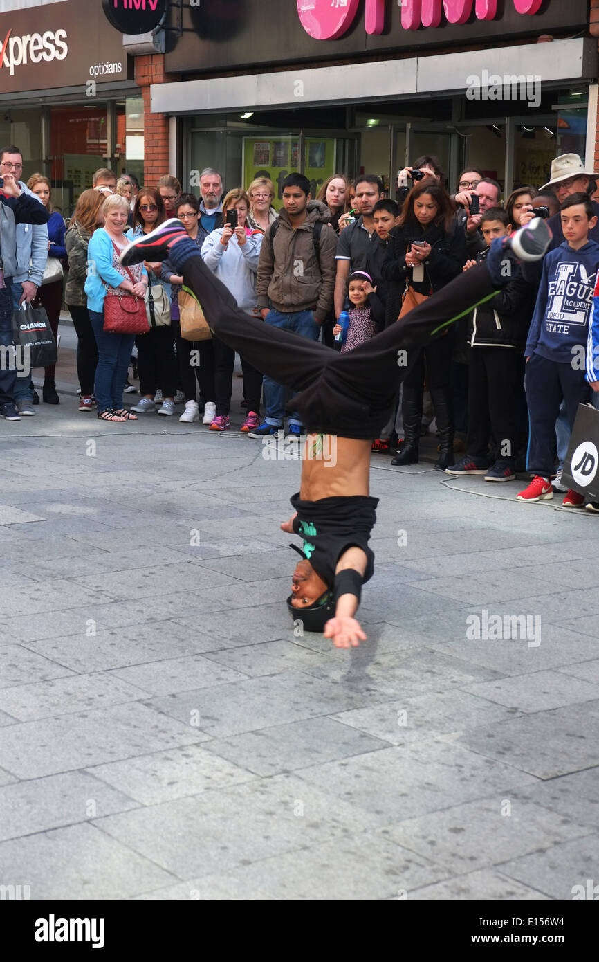 Breakdancer Henry Street in Dublin Stockfoto