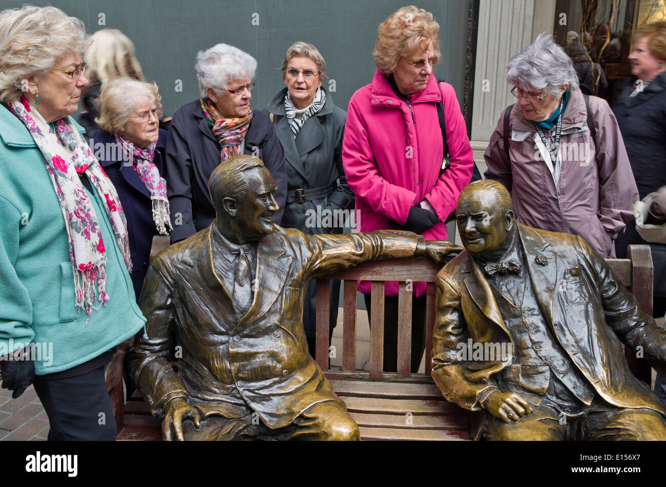 Eine Gruppe von älteren Damen sammeln sich um die "Verbündeten" Skulptur, Bond Street, London Stockfoto