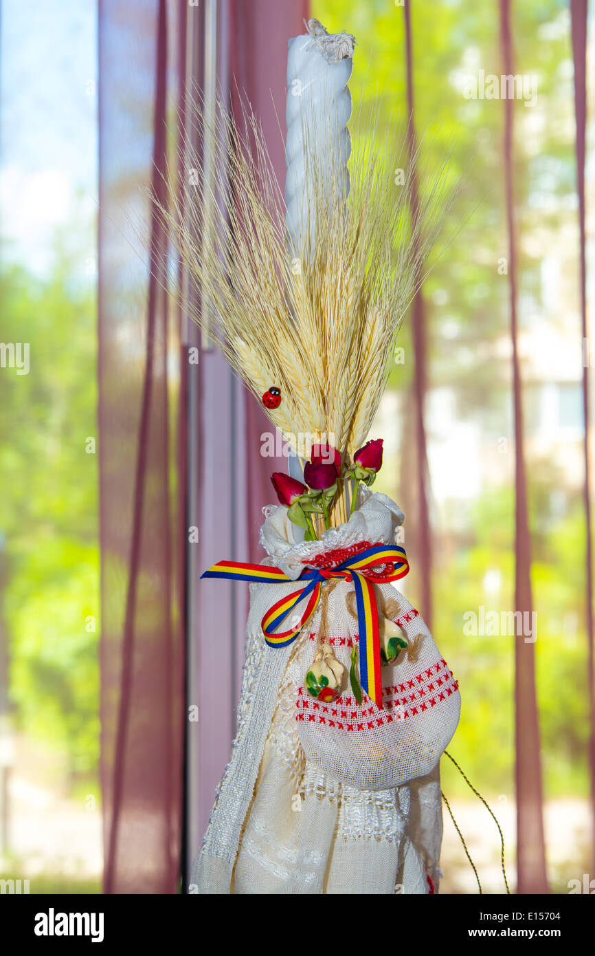 Kerze mit traditionellen Symbole aus einer orthodoxen Taufen aus Rumänien. Stockfoto