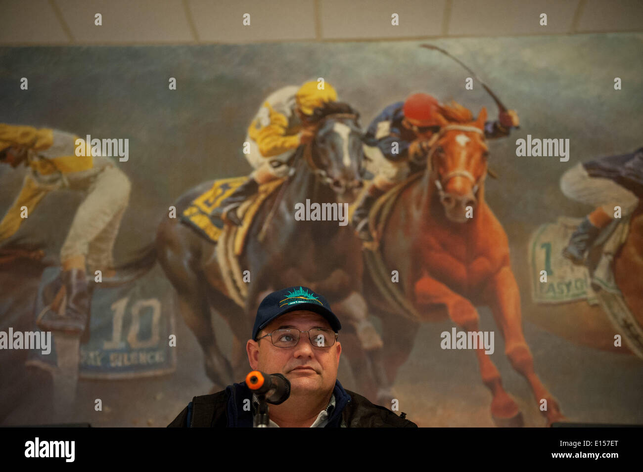 Elmont, New York, USA. 22. Mai 2014. Assistent Trainer ALAN SHERMAN erläutert Kentucky Derby und Preakness Gewinner Kalifornien Chrome im Belmont Park, Donnerstag, 22. Mai 2014. Kalifornien Chrome ist eine Hoffnung in 146 Belmont Stakes, 7.Juni ausgeführt. Bildnachweis: Bryan Smith/ZUMAPRESS.com/Alamy Live-Nachrichten Stockfoto