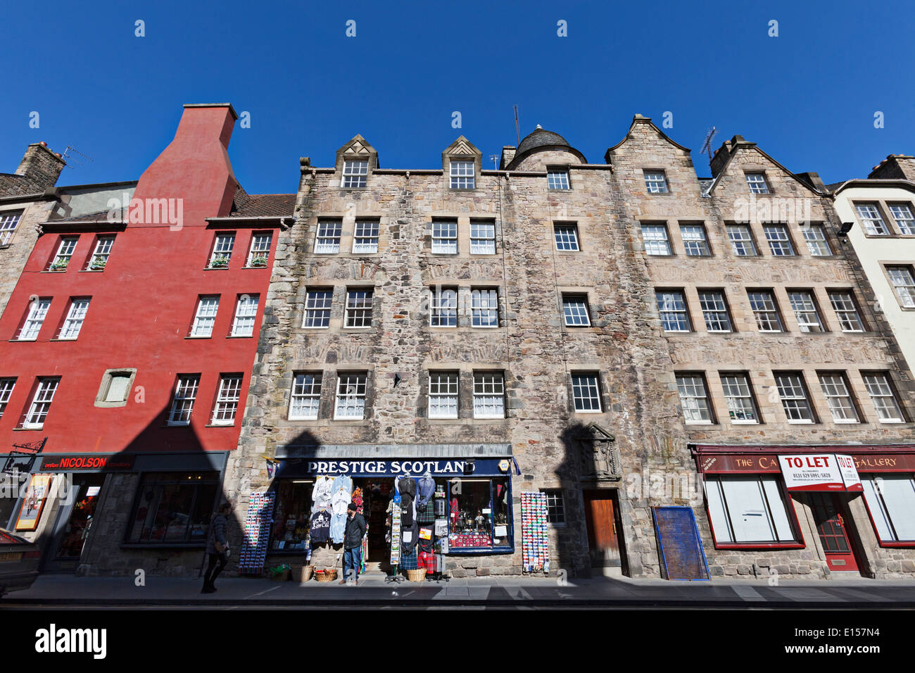Traditionelle Architektur und eine schottische Souvenir-Geschenk-Shop auf der Royal Mile, Edinburgh Stockfoto