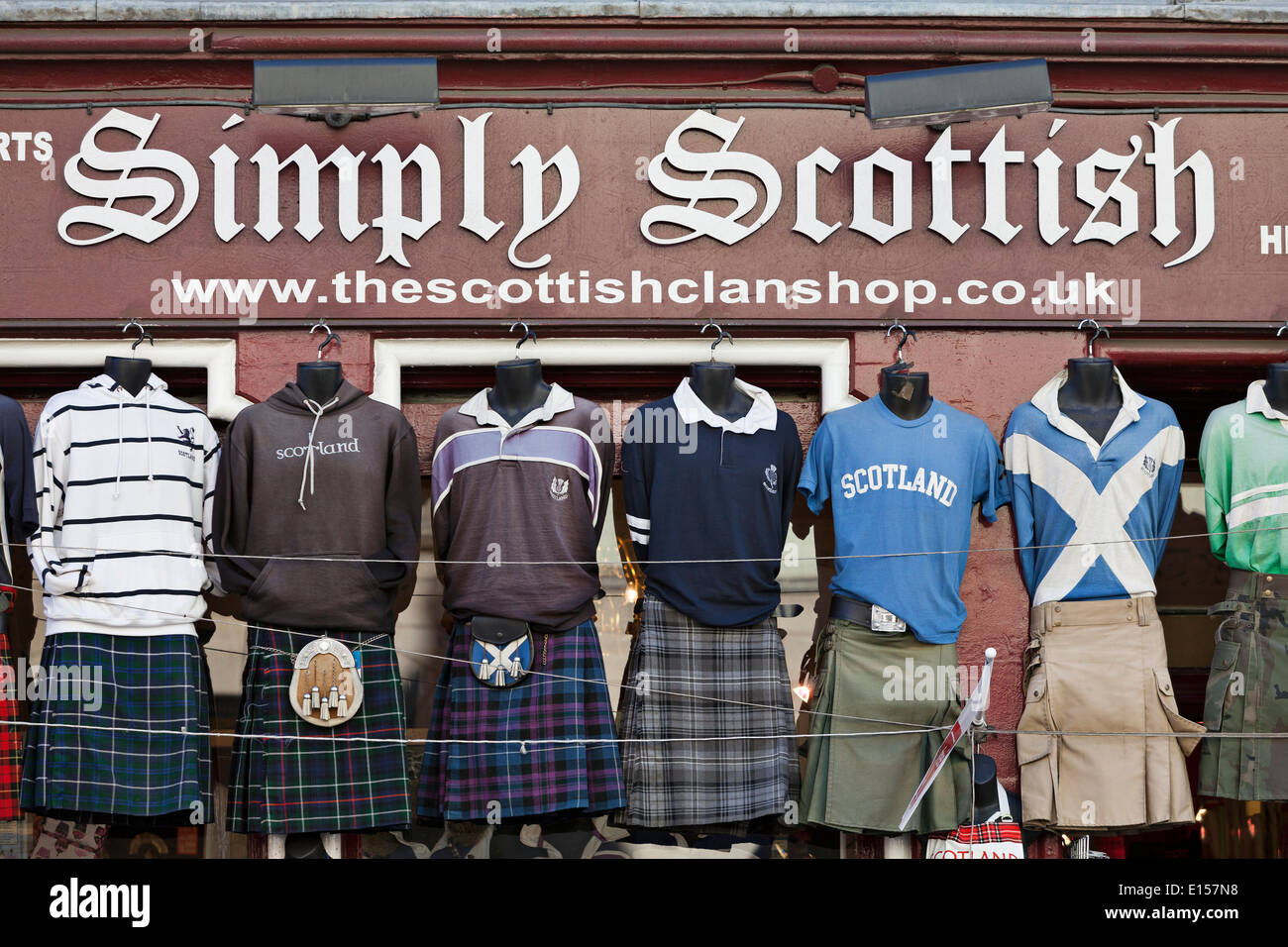 Kilt und Tartan außerhalb einer schottischen Souvenir-Shop auf der Royal Mile, Edinburgh Stockfoto
