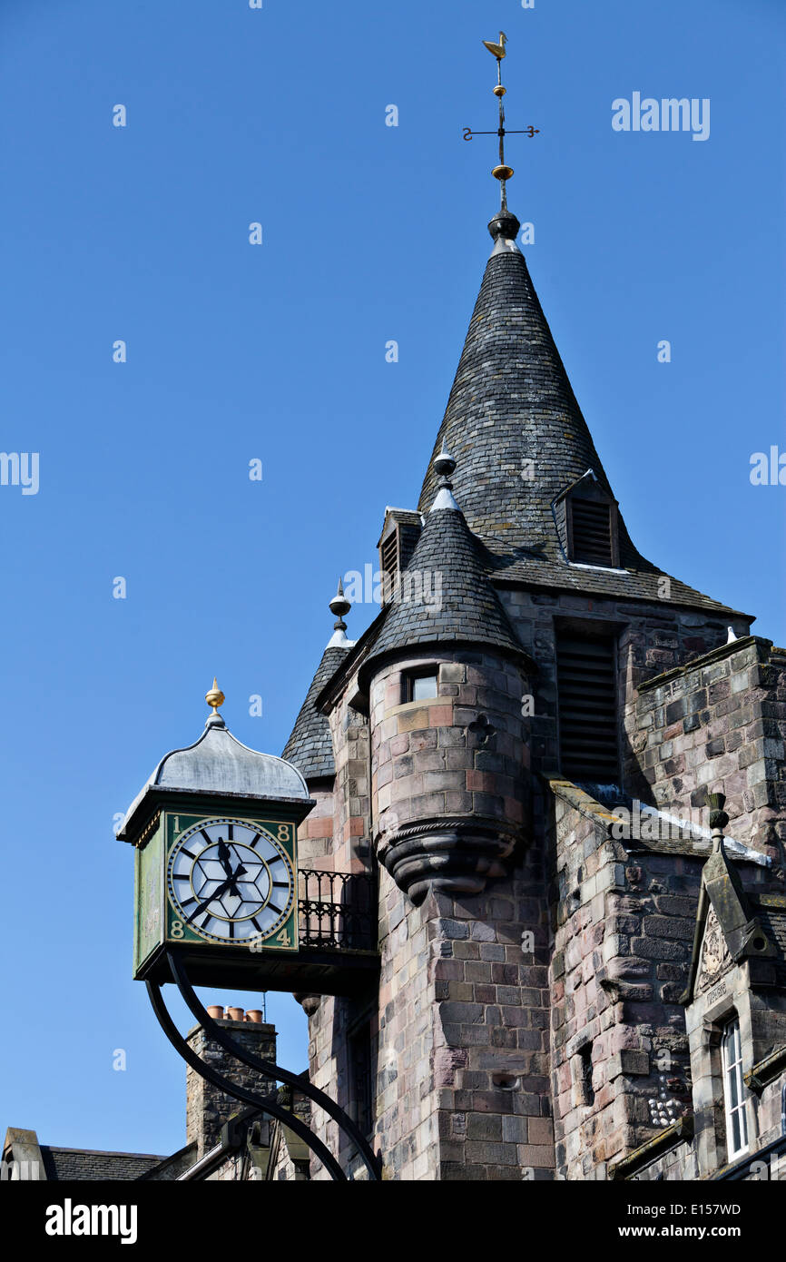 Die Tolbooth Uhr auf der Royal Mile in Edinburgh Stockfoto