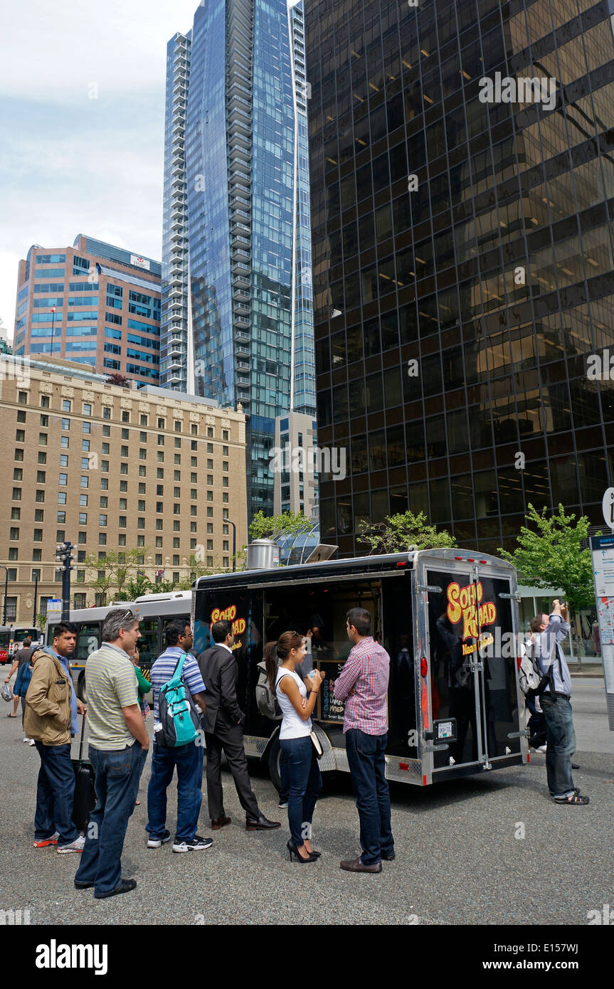 Leute Futter bis Mittagessen aus einem Imbisswagen in der Innenstadt von Vancouver, BC, Kanada Stockfoto