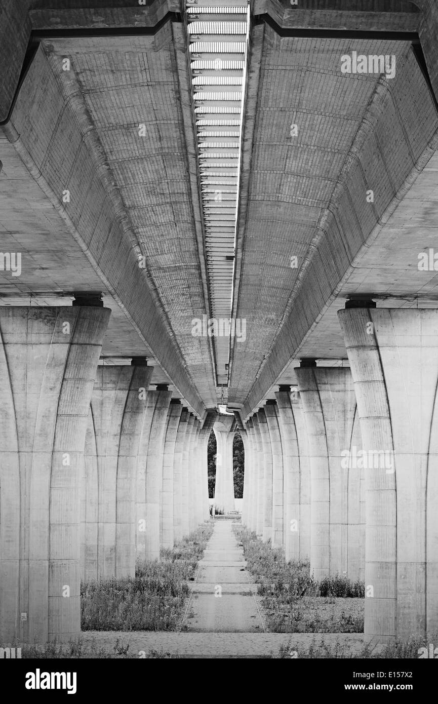 Autobahnbau unter der Brücke Stockfoto