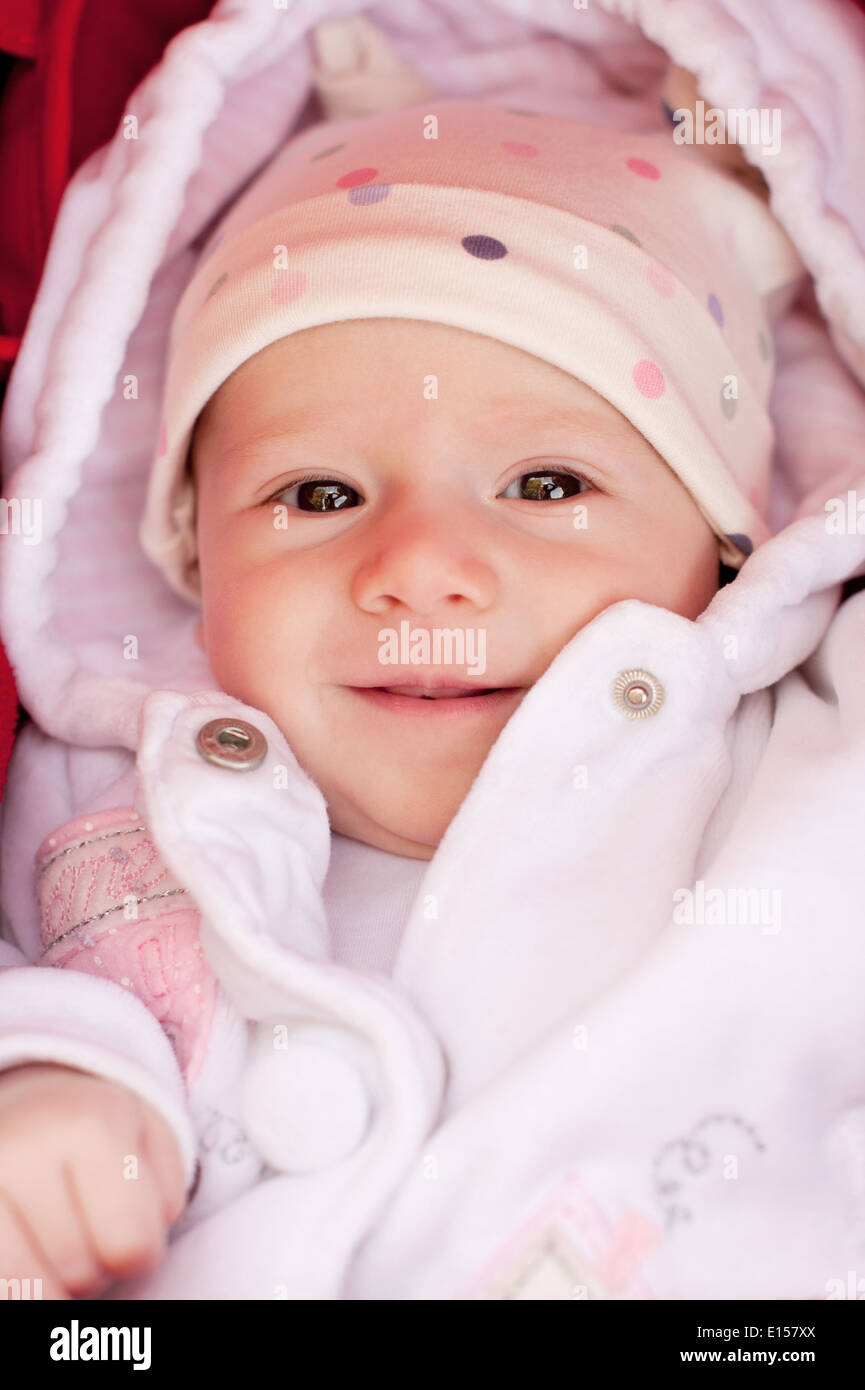 Closeup Portrait des Lächelns Neugeborenen Stockfoto