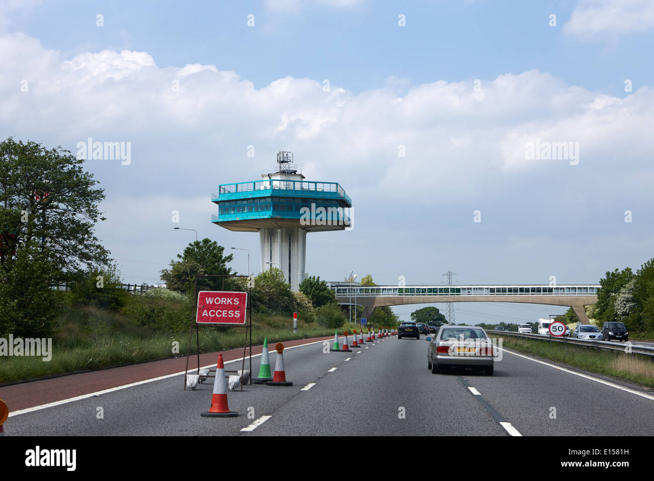 Straßenbauarbeiten geschlossen Lane und Pennine Turm von Lancaster Forton Dienstleistungen M6 Autobahn Lancashire uk Stockfoto